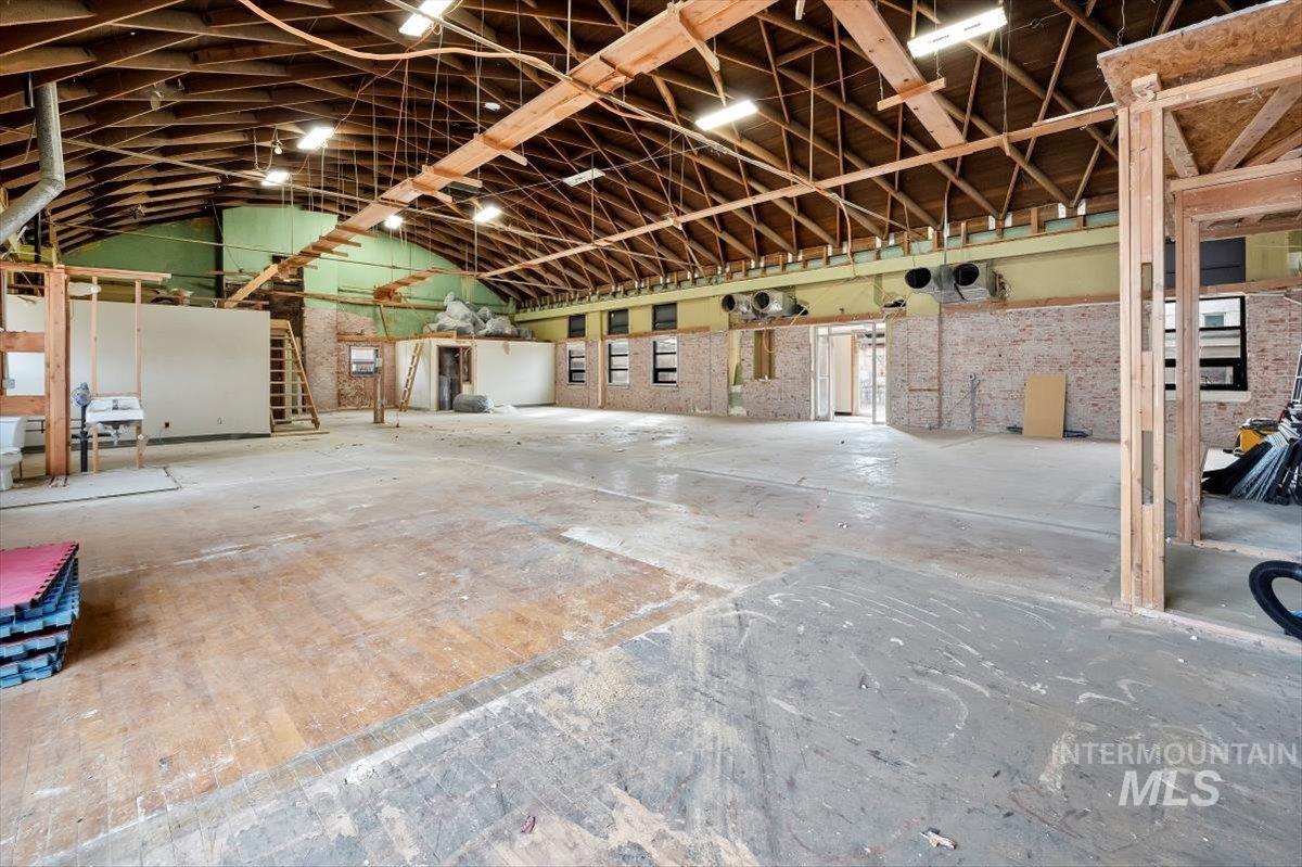 Misc room featuring vaulted ceiling