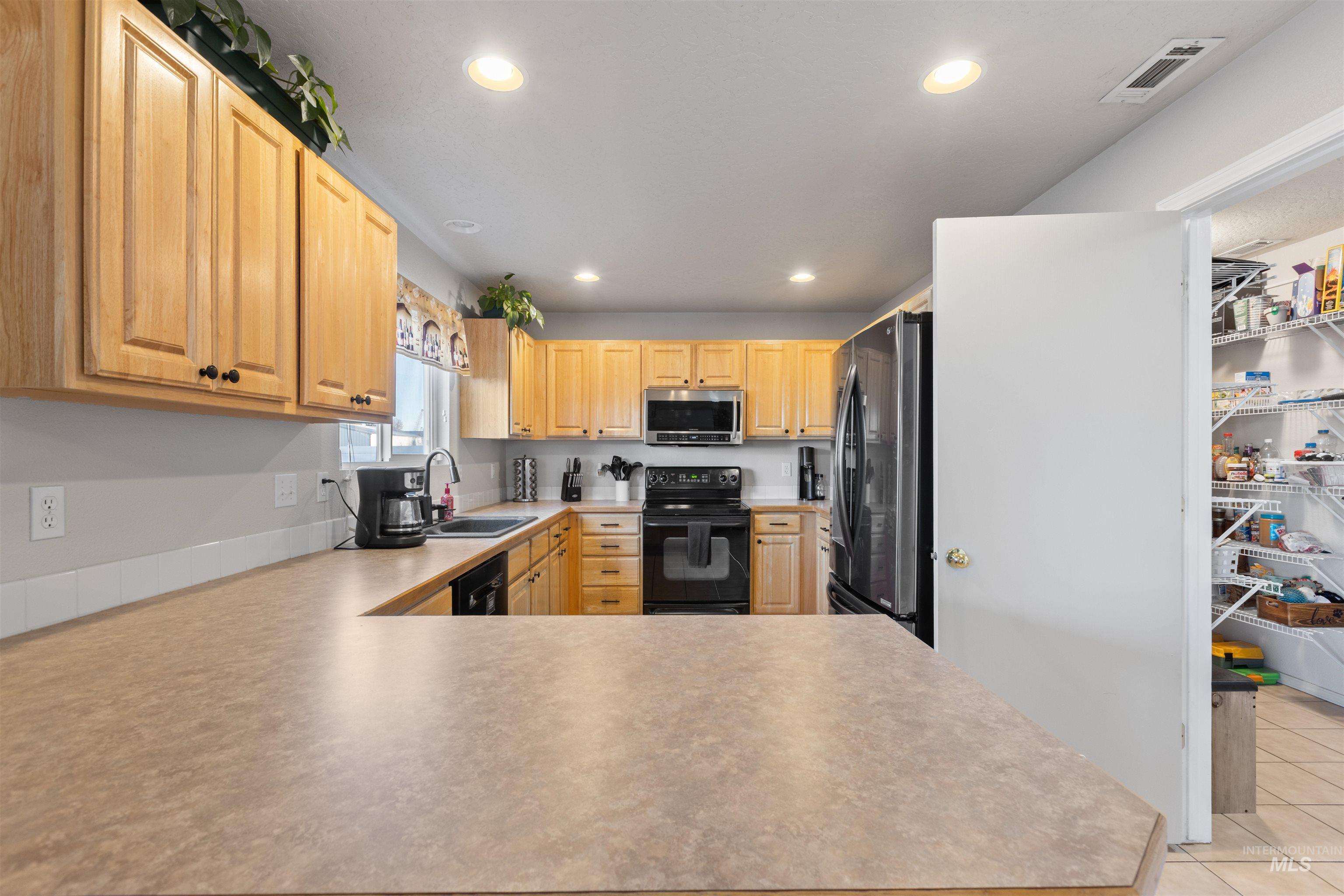 230 E Poplin St., Kuna, Idaho 83634-1492, 4 Bedrooms, 2.5 Bathrooms, Residential For Sale, Price $429,900, 98969142