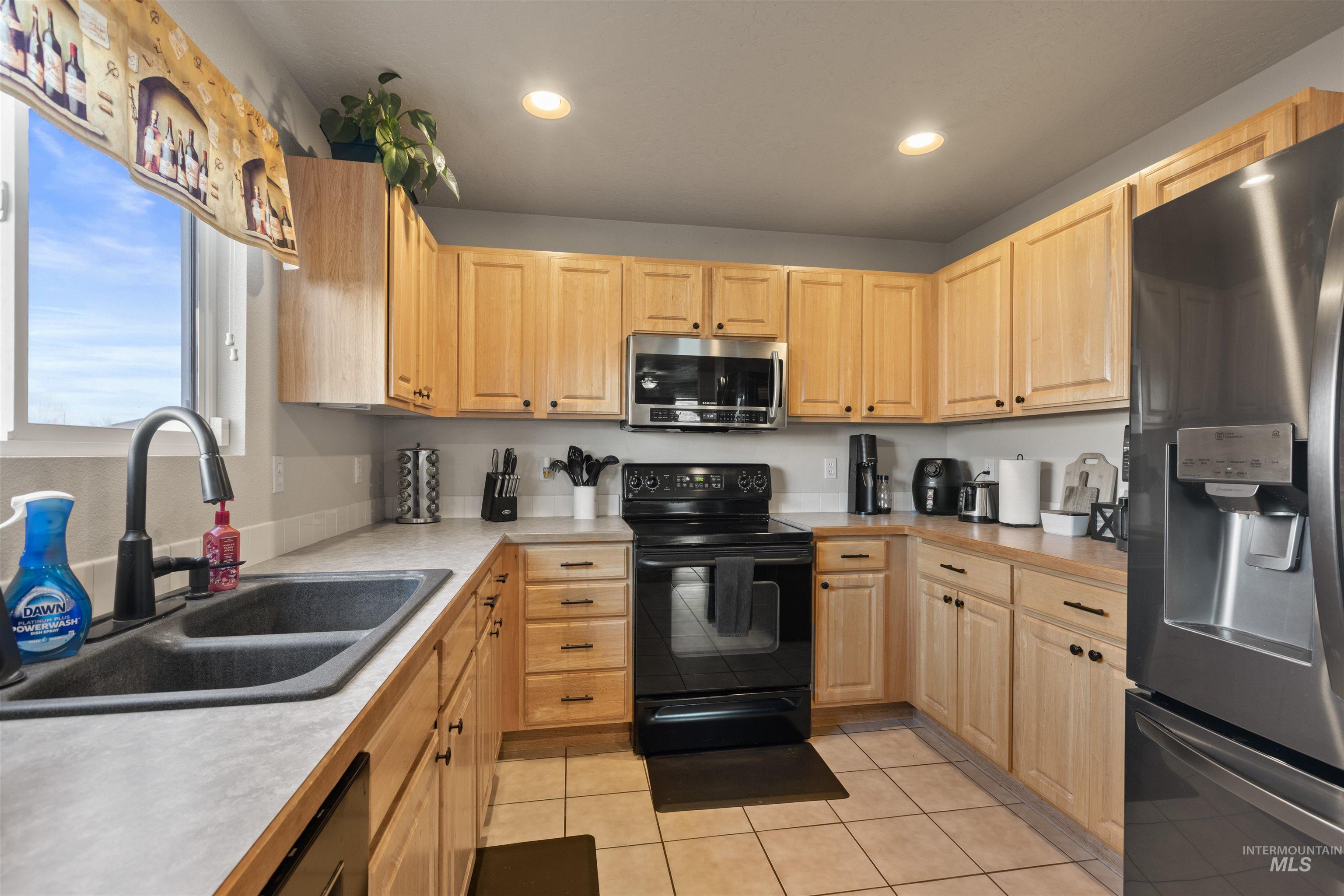 230 E Poplin St., Kuna, Idaho 83634-1492, 4 Bedrooms, 2.5 Bathrooms, Residential For Sale, Price $429,900, 98969142