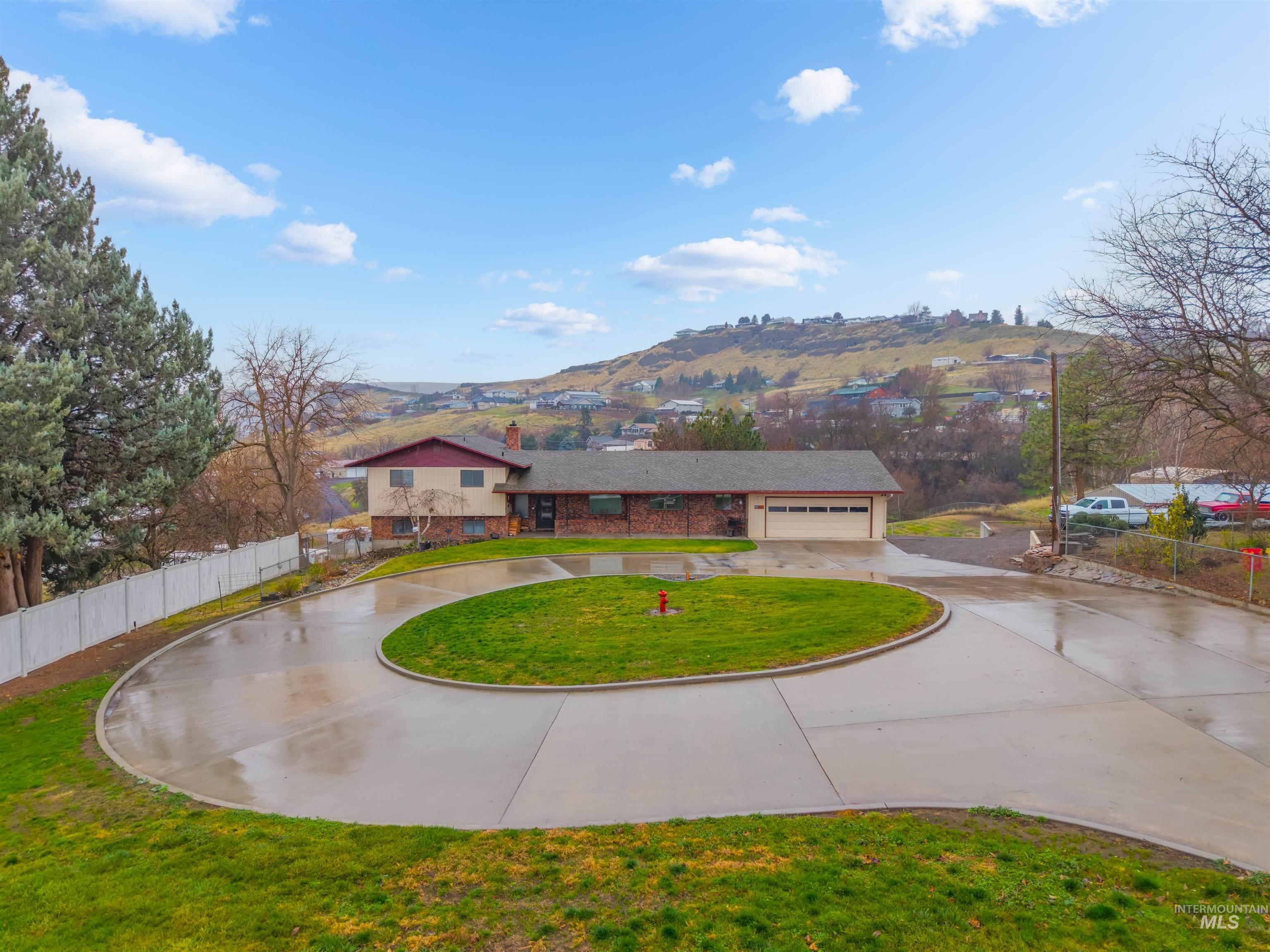 1045 Post Lane, Clarkston, Washington 99403, 5 Bedrooms, 3.5 Bathrooms, Residential For Sale, Price $685,000, 98969211