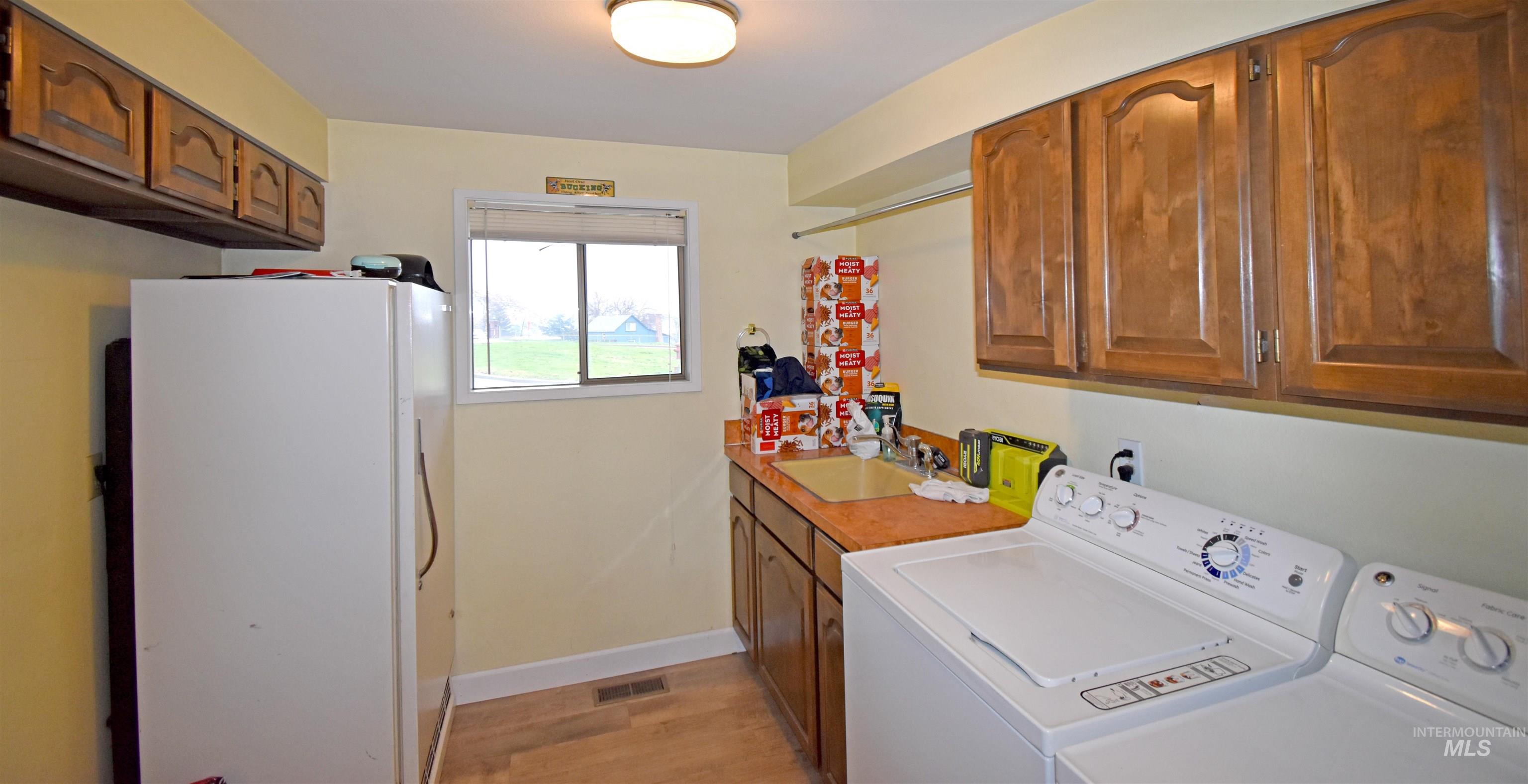 1045 Post Lane, Clarkston, Washington 99403, 5 Bedrooms, 3.5 Bathrooms, Residential For Sale, Price $660,000,MLS 98969211