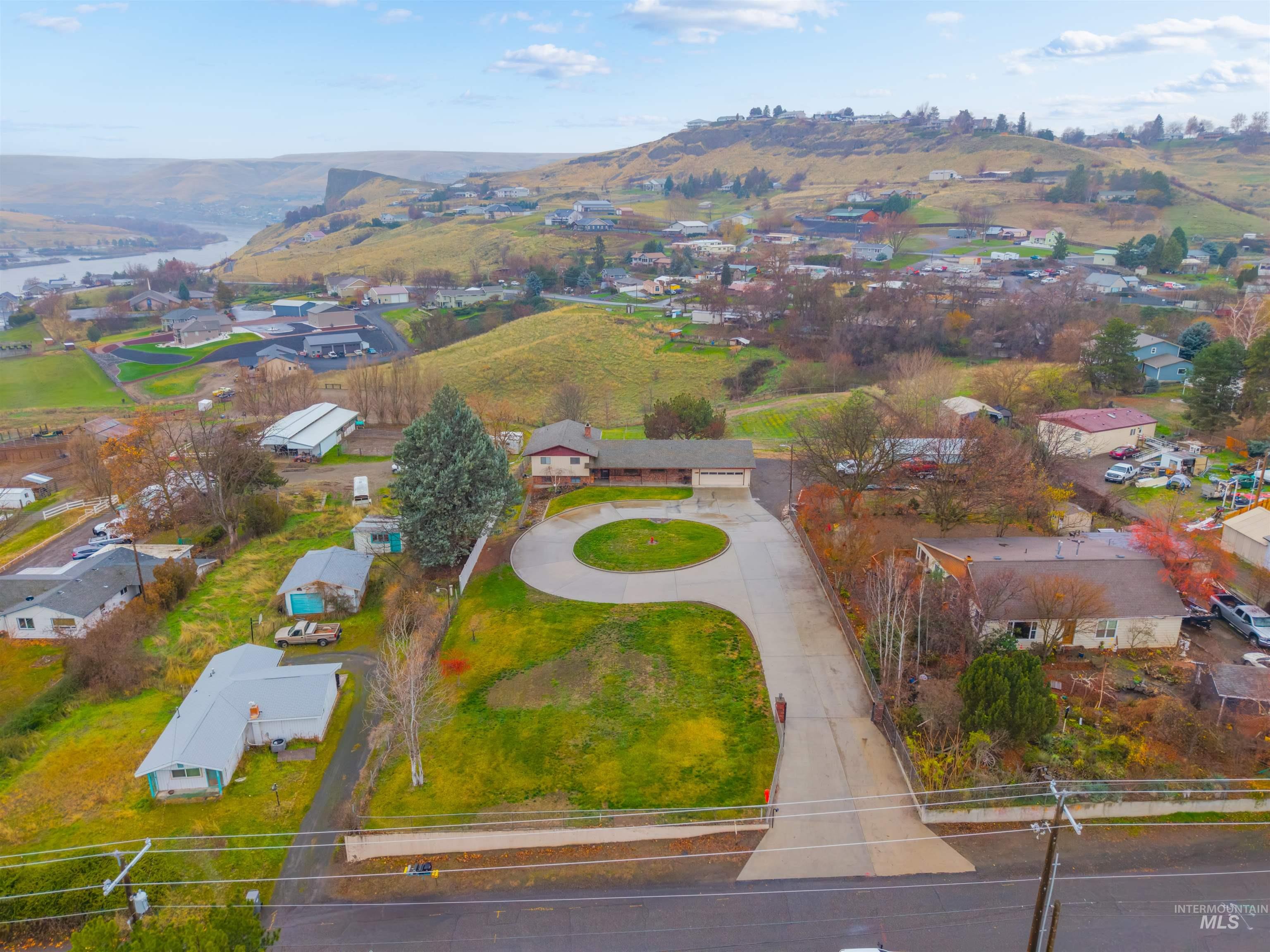 1045 Post Lane, Clarkston, Washington 99403, 5 Bedrooms, 3.5 Bathrooms, Residential For Sale, Price $695,000,MLS 98969211