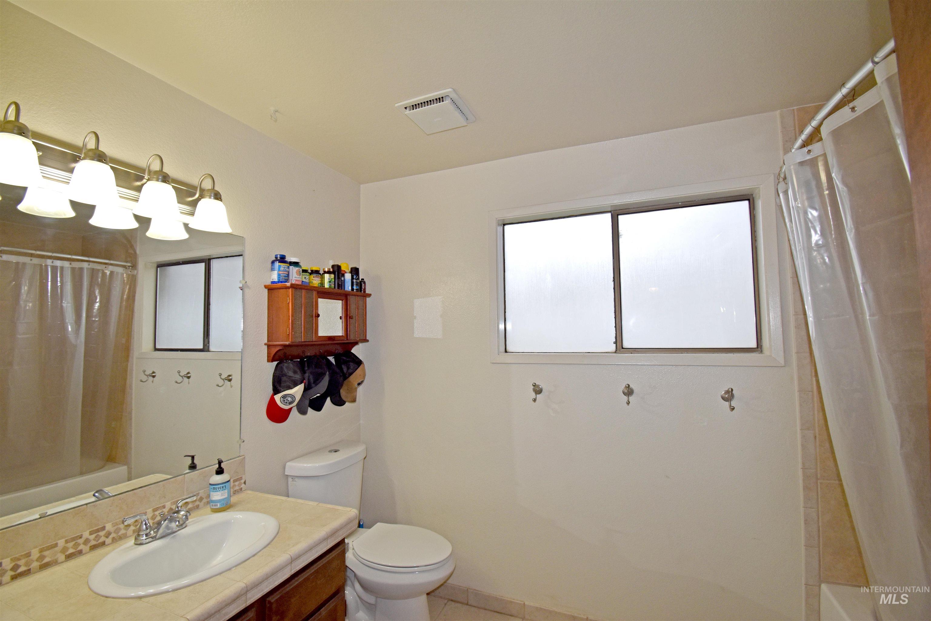 1045 Post Lane, Clarkston, Washington 99403, 5 Bedrooms, 3.5 Bathrooms, Residential For Sale, Price $695,000,MLS 98969211