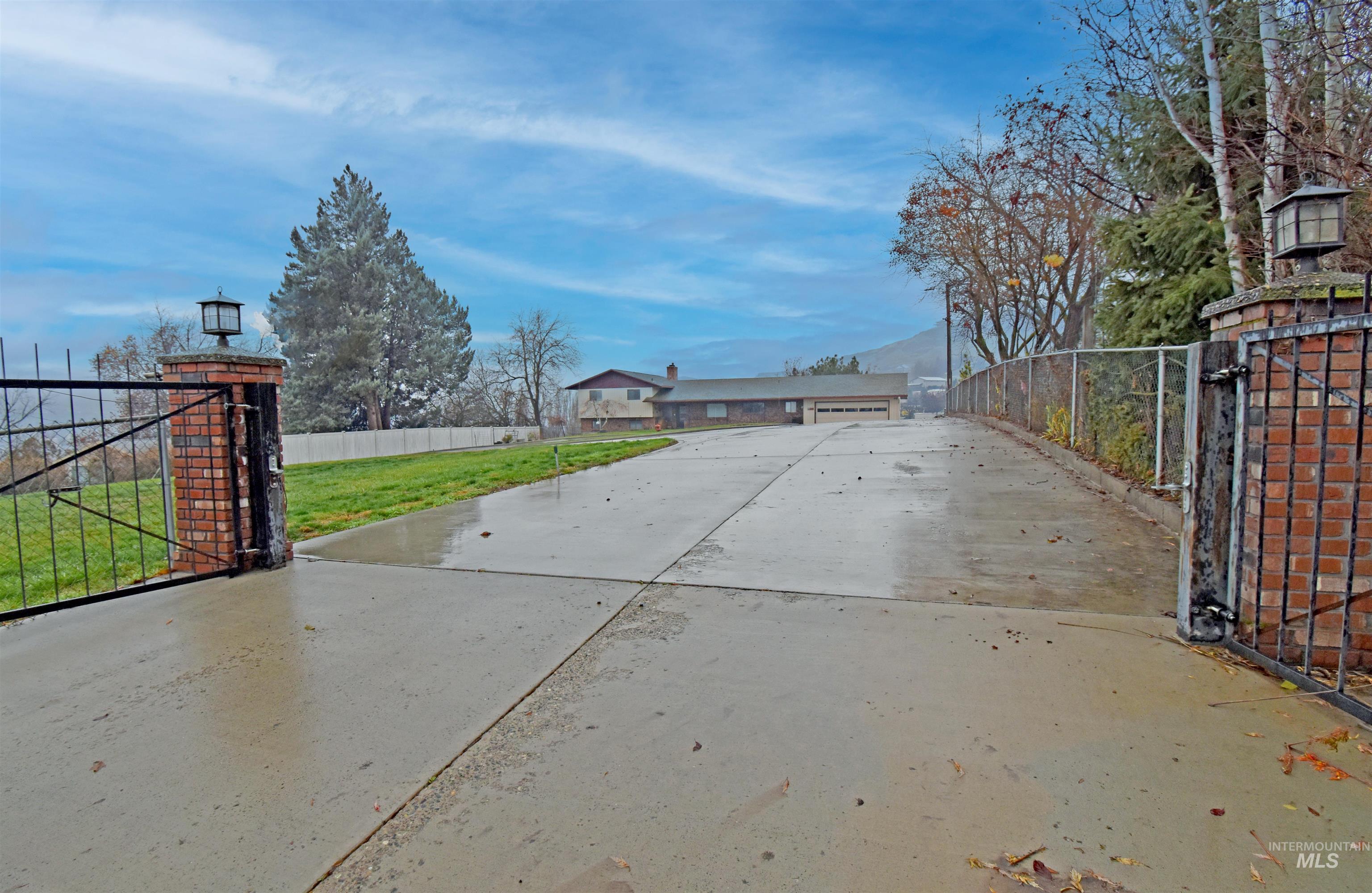 1045 Post Lane, Clarkston, Washington 99403, 5 Bedrooms, 3.5 Bathrooms, Residential For Sale, Price $695,000, 98969211