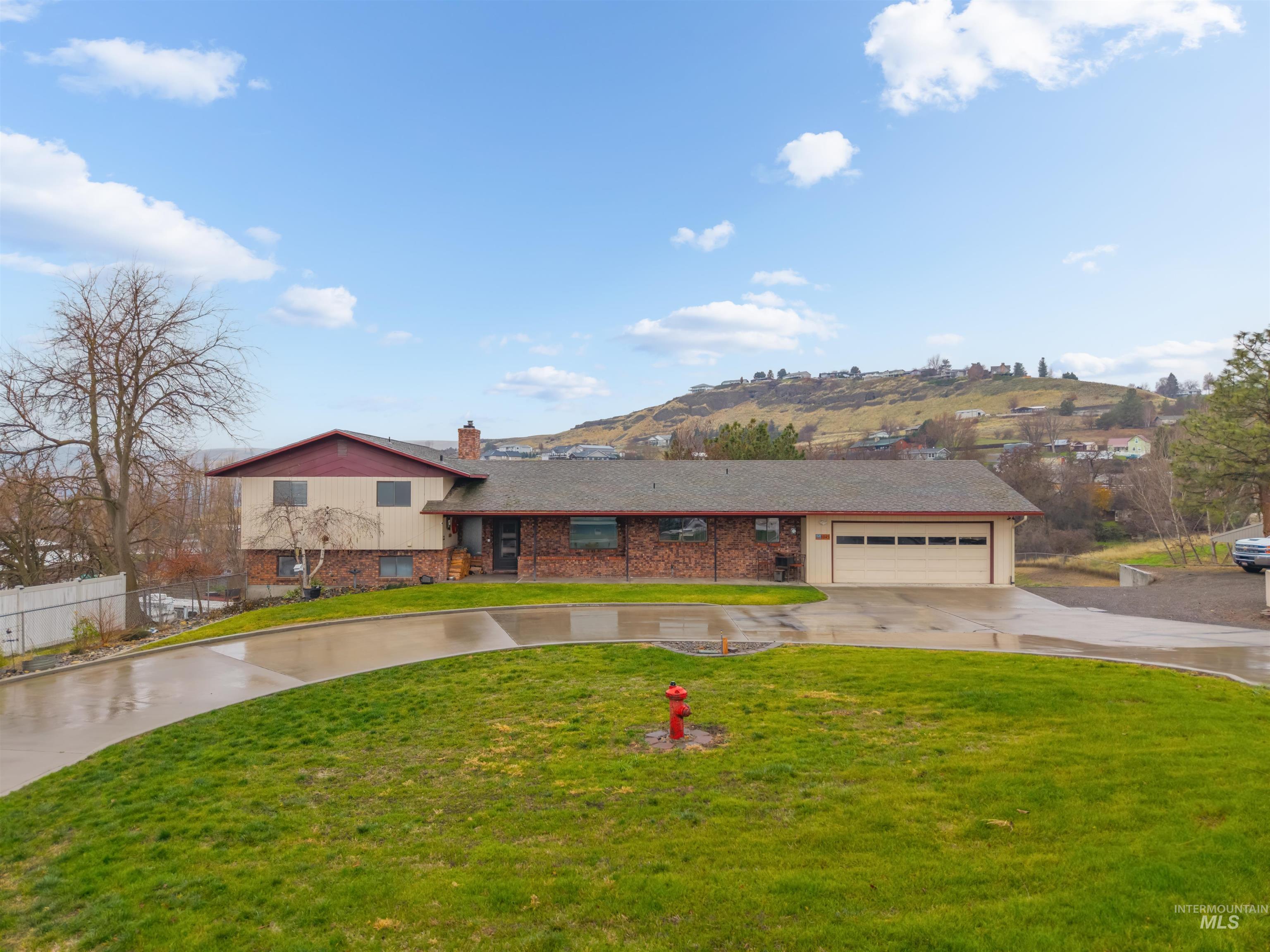 1045 Post Lane, Clarkston, Washington 99403, 5 Bedrooms, 3.5 Bathrooms, Residential For Sale, Price $660,000,MLS 98969211