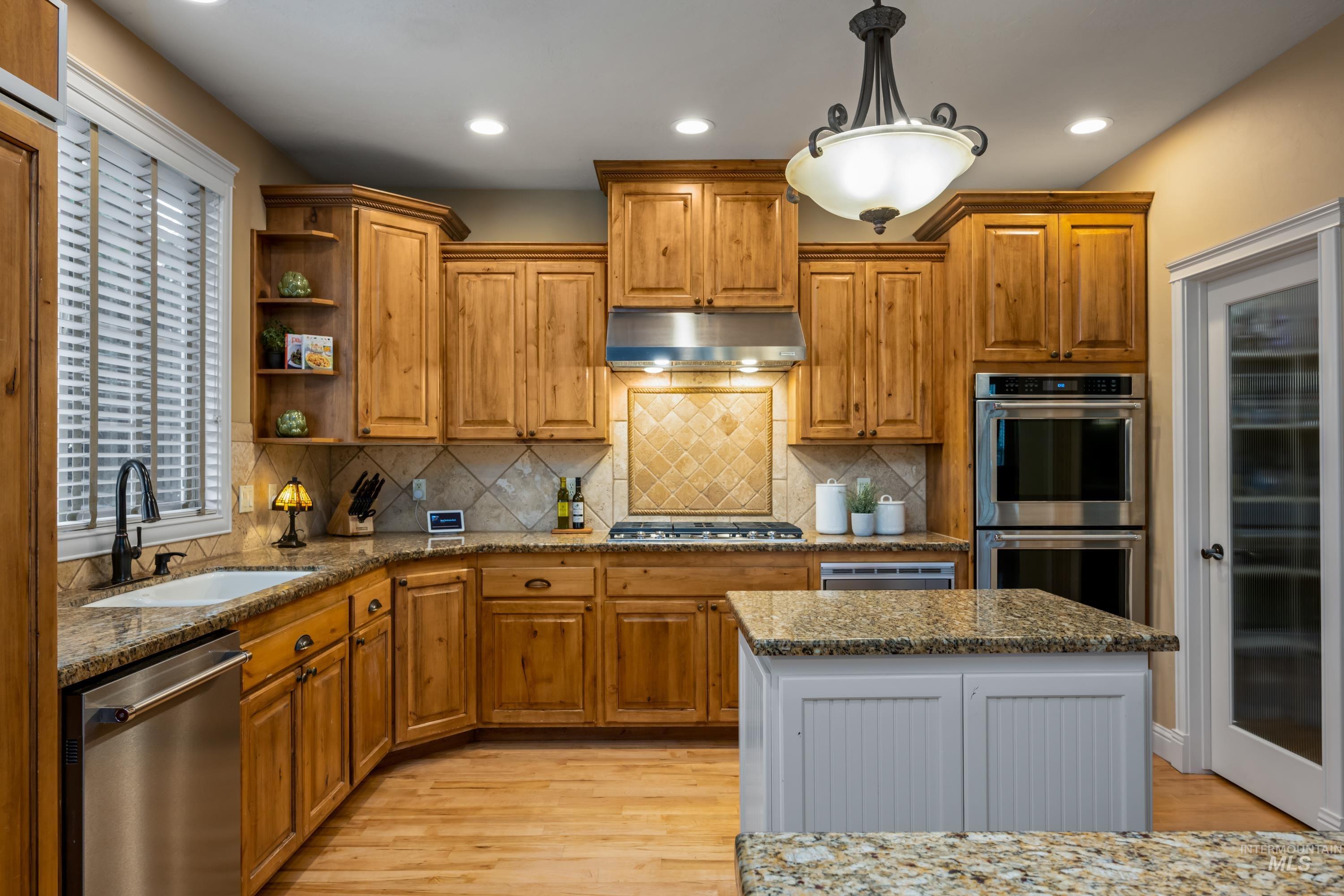 647 W Water Grove Drive, Eagle, Idaho 83616, 5 Bedrooms, 4.5 Bathrooms, Residential For Sale, Price $1,225,000,MLS 98969240