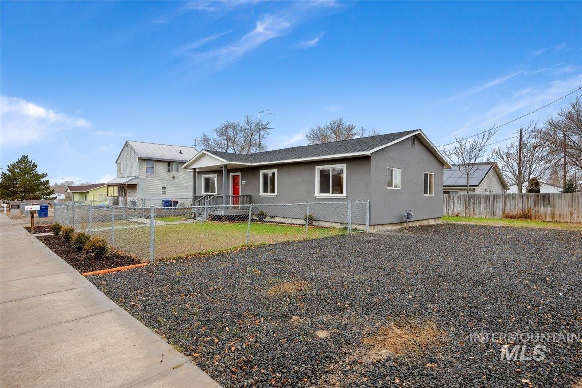 926 4Th Ave W, Twin Falls, Idaho 83301, 4 Bedrooms, 2 Bathrooms, Residential For Sale, Price $274,000,MLS 98969249