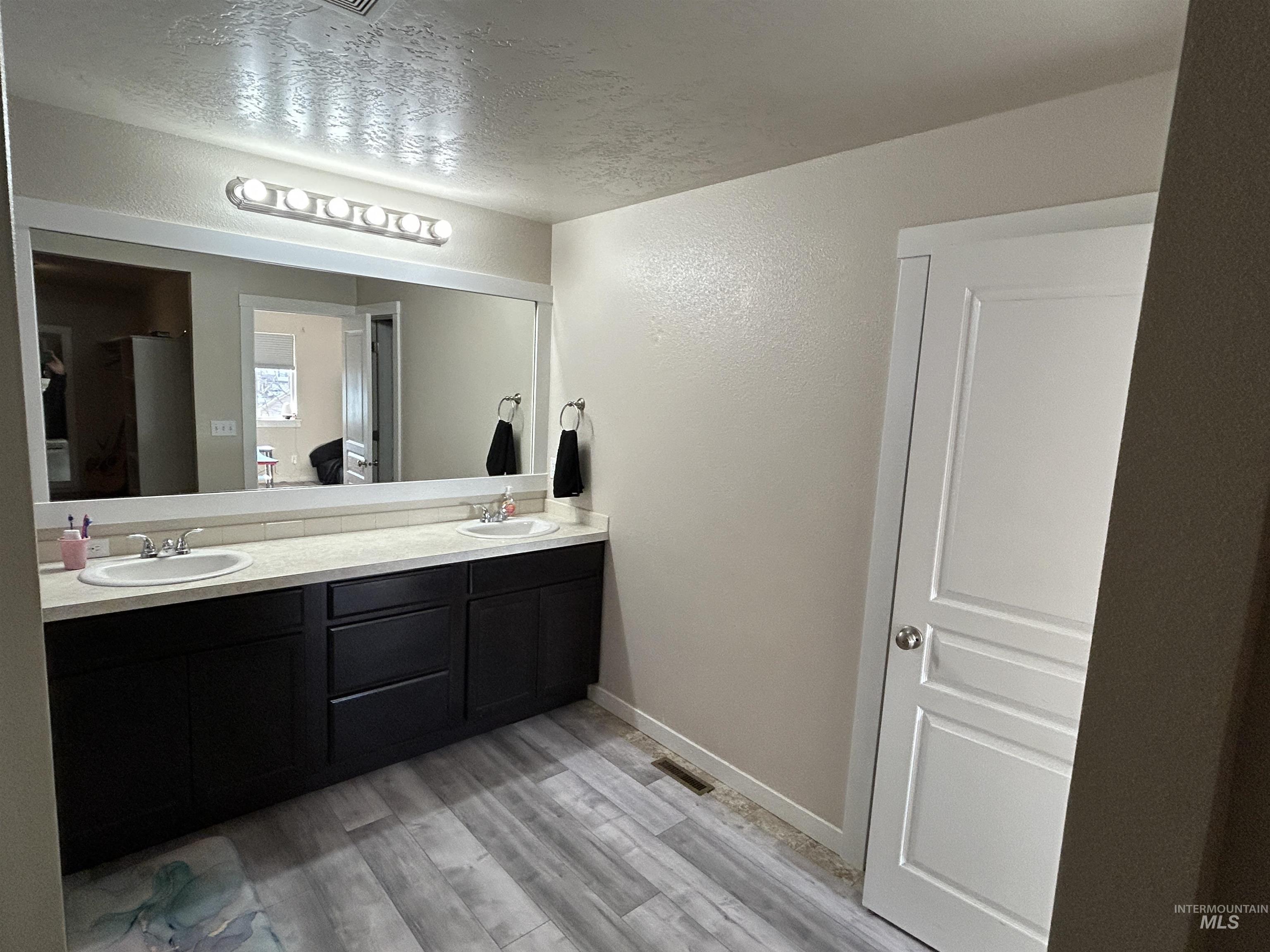 1647 Gold Street, Middleton, Idaho 83644, 5 Bedrooms, 2.5 Bathrooms, Residential For Sale, Price $454,900,MLS 98969258