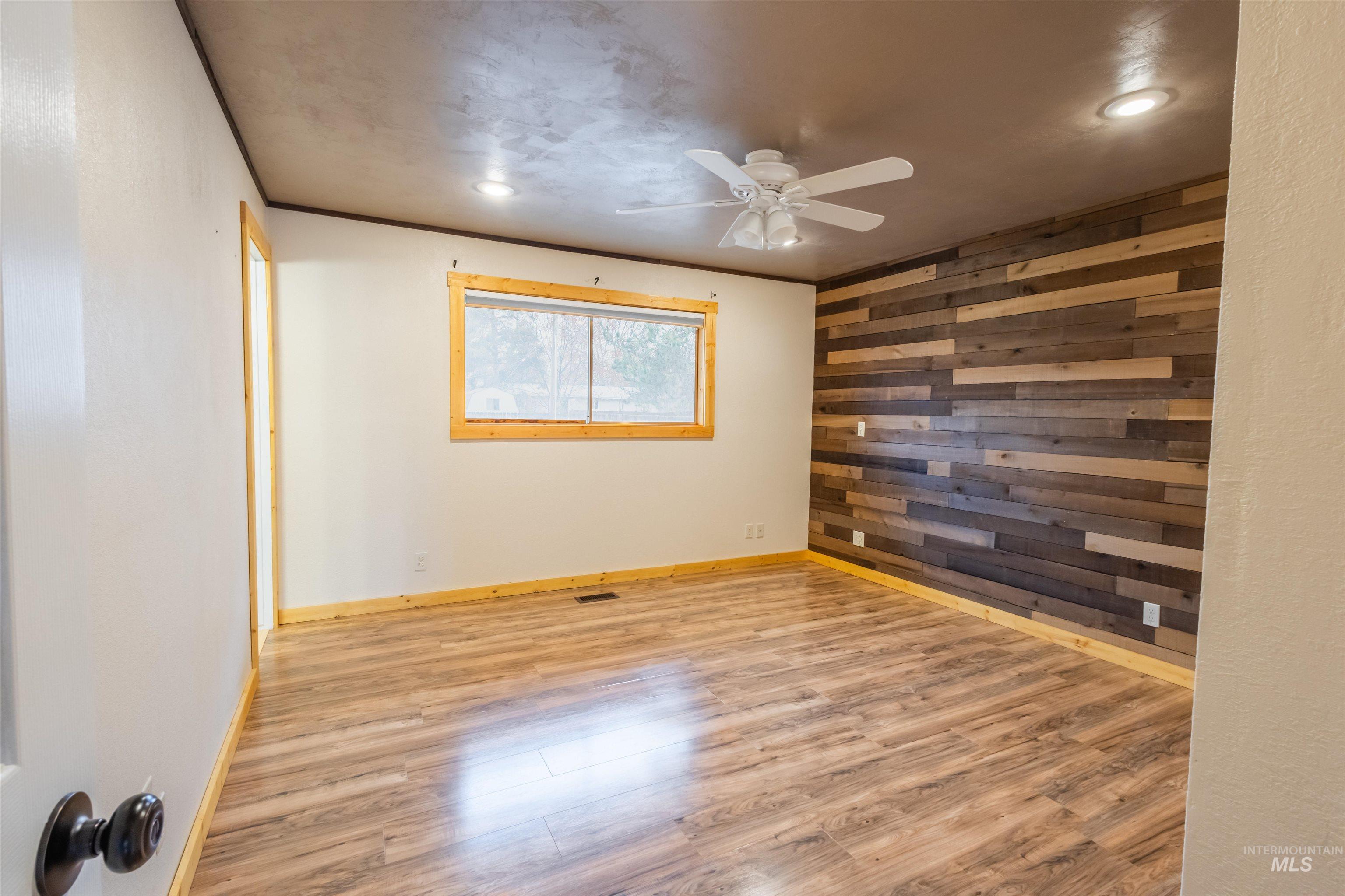 85 NW 16th St, Ontario, Oregon 97914, 5 Bedrooms, 3 Bathrooms, Residential For Sale, Price $421,000,MLS 98969281