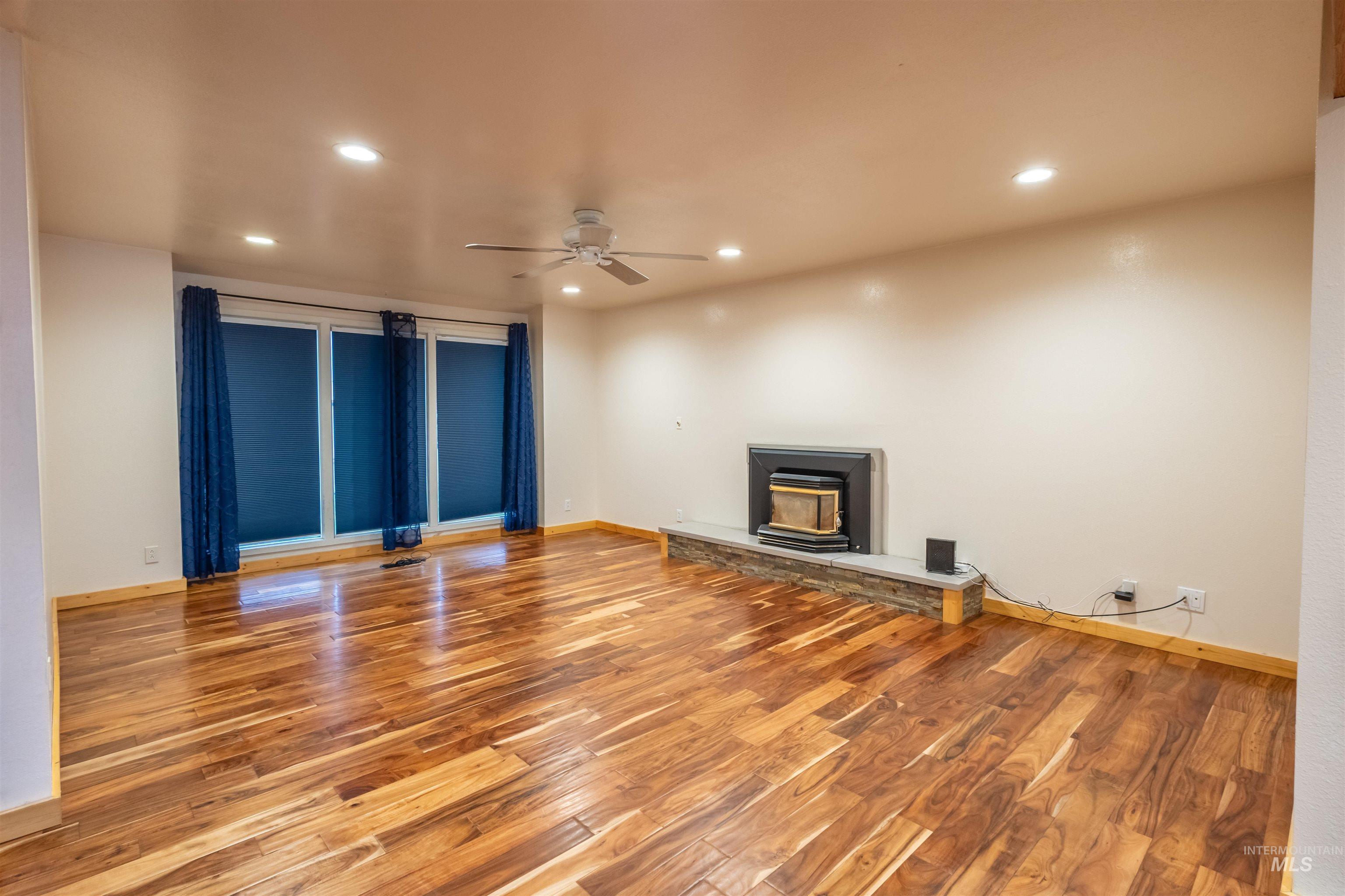 85 NW 16th St, Ontario, Oregon 97914, 5 Bedrooms, 3 Bathrooms, Residential For Sale, Price $421,000,MLS 98969281