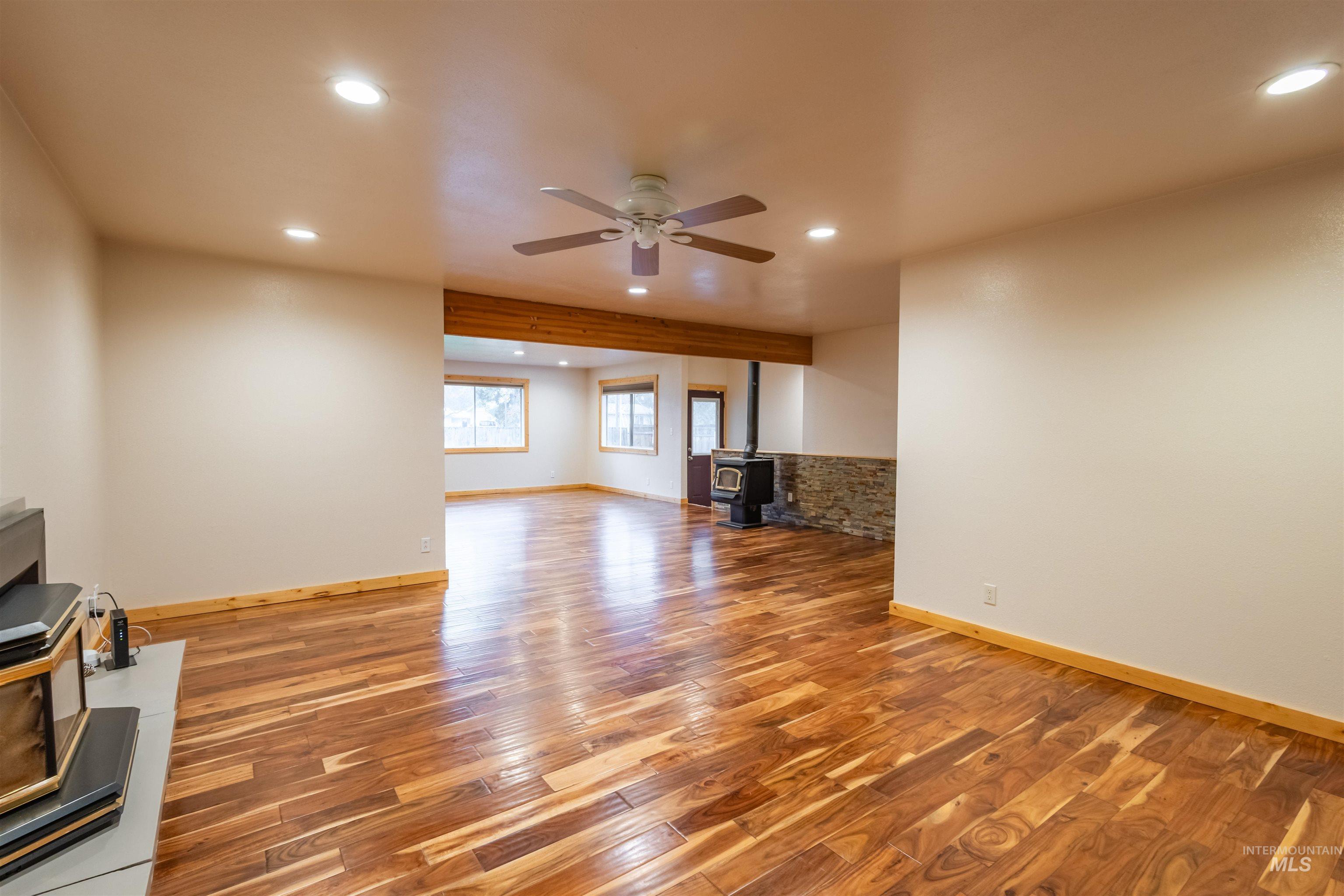 85 NW 16th St, Ontario, Oregon 97914, 5 Bedrooms, 3 Bathrooms, Residential For Sale, Price $421,000,MLS 98969281