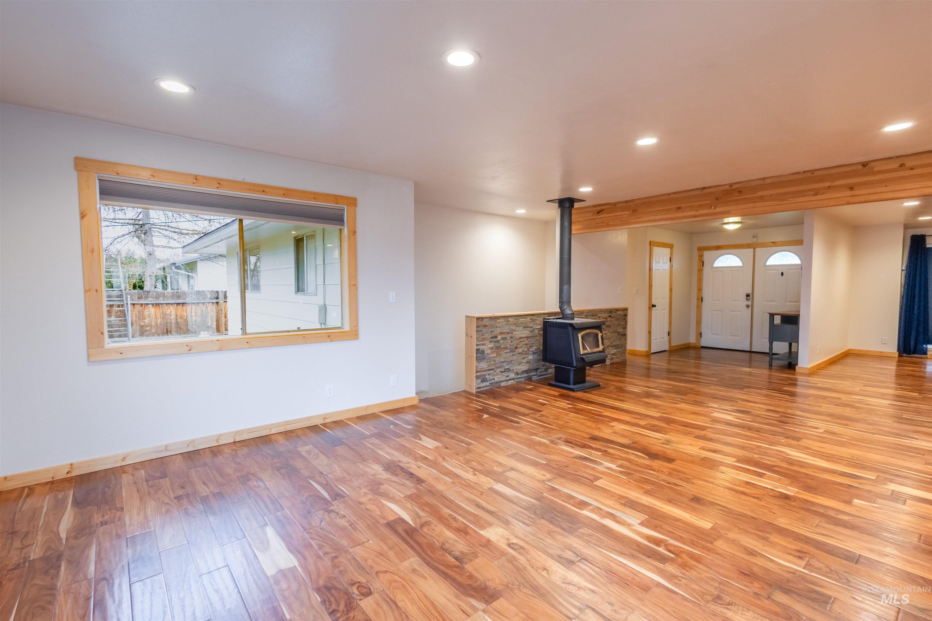 85 NW 16th St, Ontario, Oregon 97914, 5 Bedrooms, 3 Bathrooms, Residential For Sale, Price $421,000,MLS 98969281