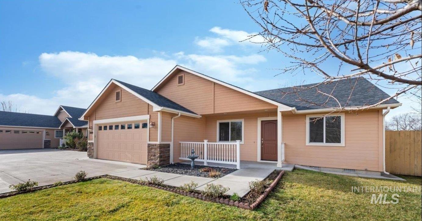 3889 N Maple Grove Rd, Boise, Idaho 83704, 3 Bedrooms, 2 Bathrooms, Residential For Sale, Price $395,000,MLS 98969322