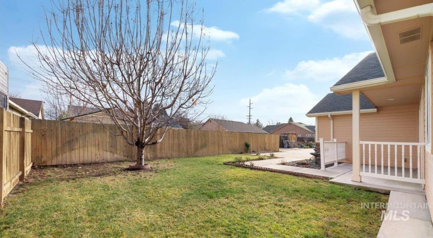 3889 N Maple Grove Rd, Boise, Idaho 83704, 3 Bedrooms, 2 Bathrooms, Residential For Sale, Price $395,000,MLS 98969322