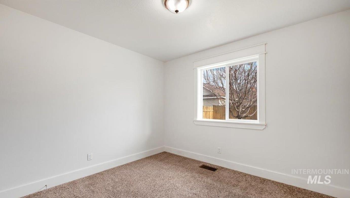 3889 N Maple Grove Rd, Boise, Idaho 83704, 3 Bedrooms, 2 Bathrooms, Residential For Sale, Price $395,000,MLS 98969322