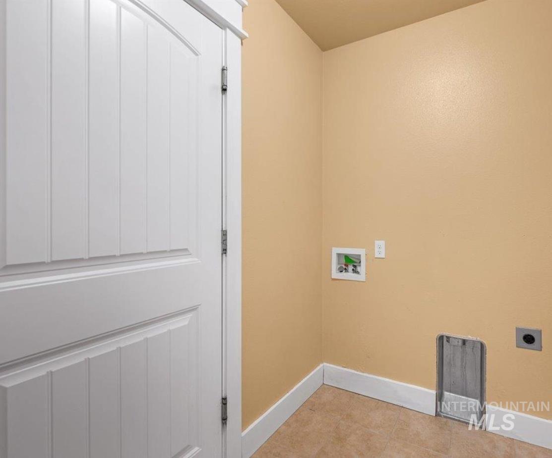 3889 N Maple Grove Rd, Boise, Idaho 83704, 3 Bedrooms, 2 Bathrooms, Residential For Sale, Price $395,000,MLS 98969322