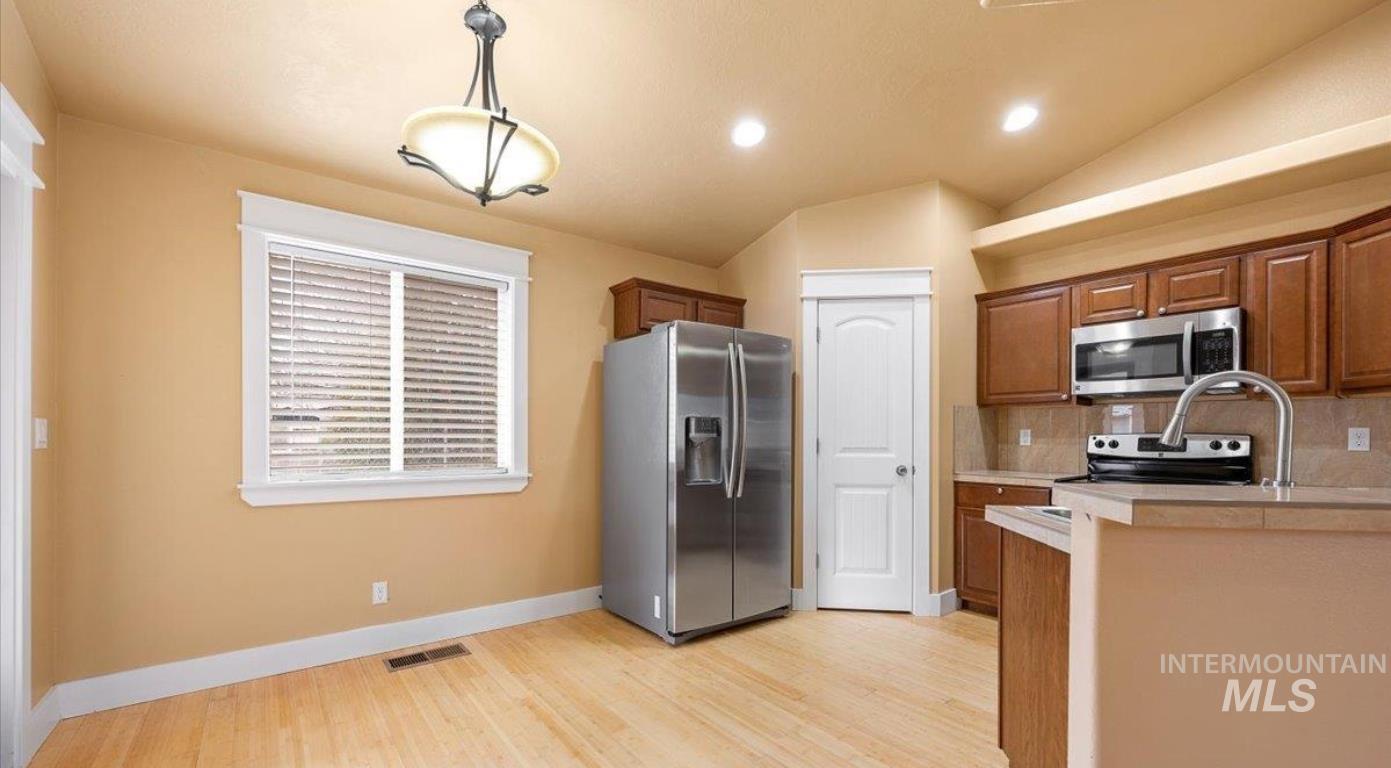 3889 N Maple Grove Rd, Boise, Idaho 83704, 3 Bedrooms, 2 Bathrooms, Residential For Sale, Price $395,000,MLS 98969322