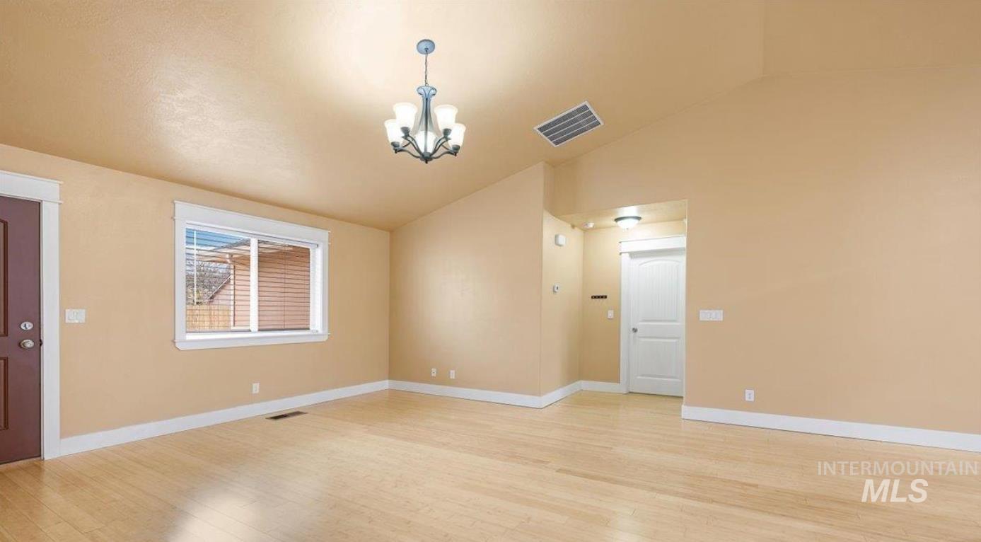 3889 N Maple Grove Rd, Boise, Idaho 83704, 3 Bedrooms, 2 Bathrooms, Residential For Sale, Price $395,000,MLS 98969322