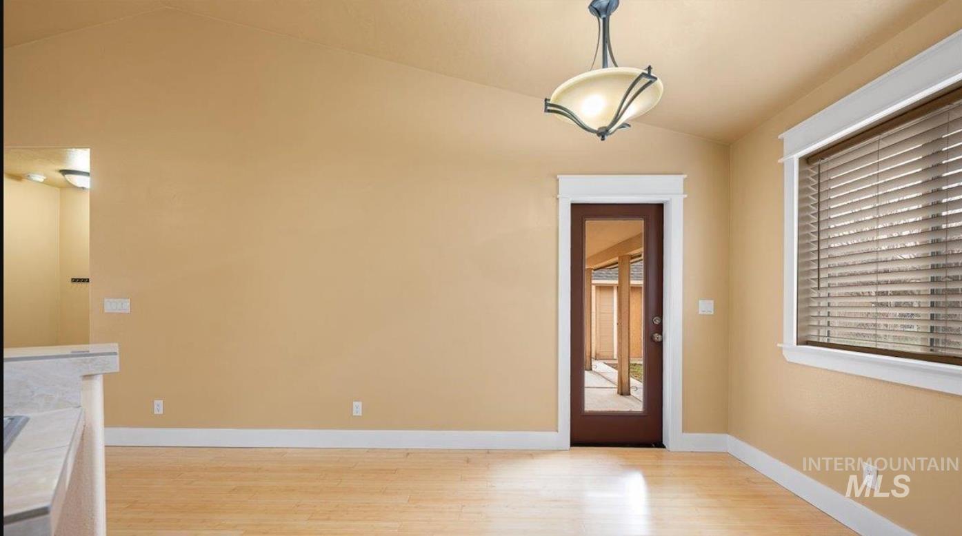 3889 N Maple Grove Rd, Boise, Idaho 83704, 3 Bedrooms, 2 Bathrooms, Residential For Sale, Price $395,000,MLS 98969322