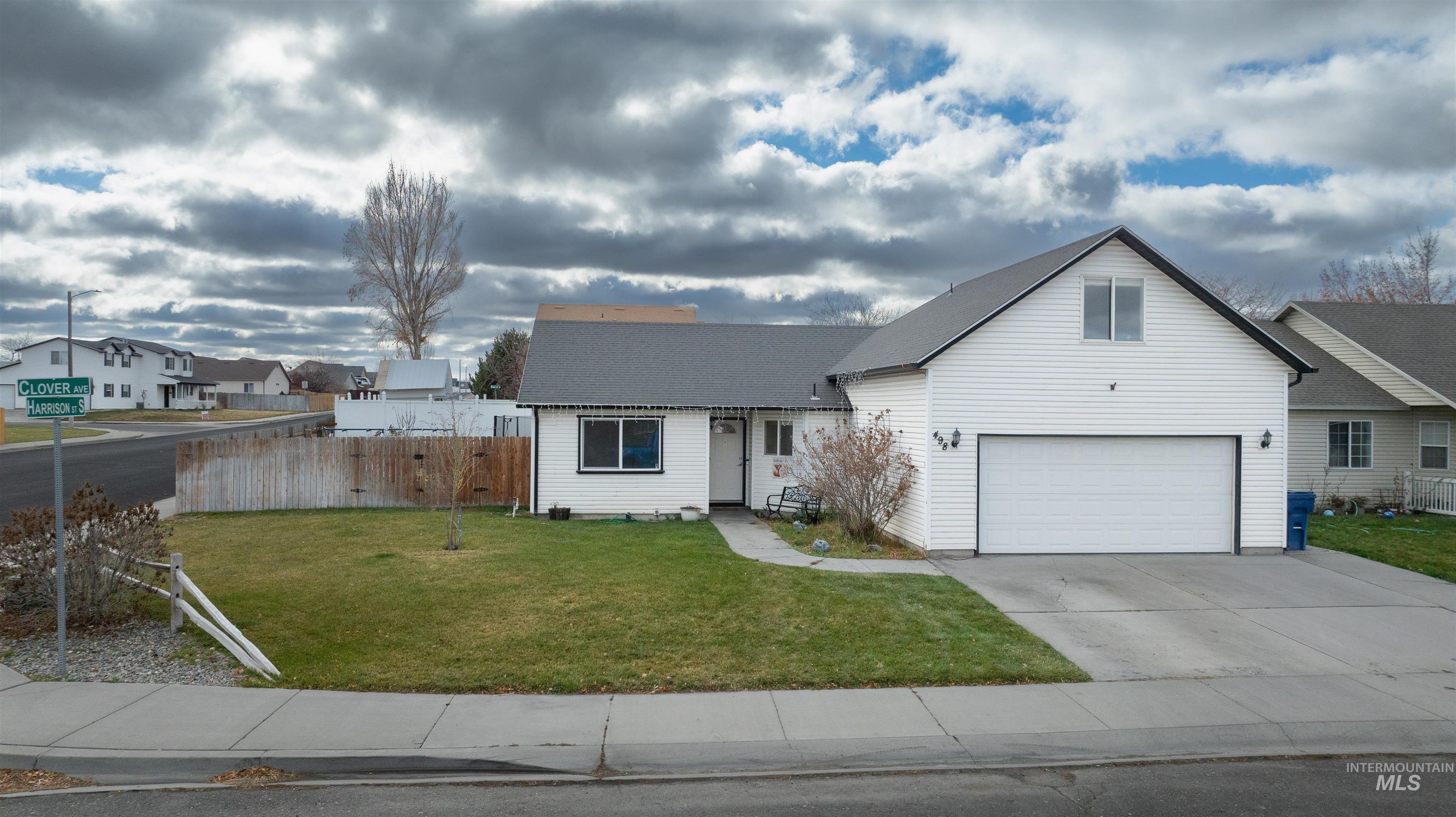 498 Clover Ave., Twin Falls, Idaho 83301, 4 Bedrooms, 2 Bathrooms, Residential For Sale, Price $359,000,MLS 98969325