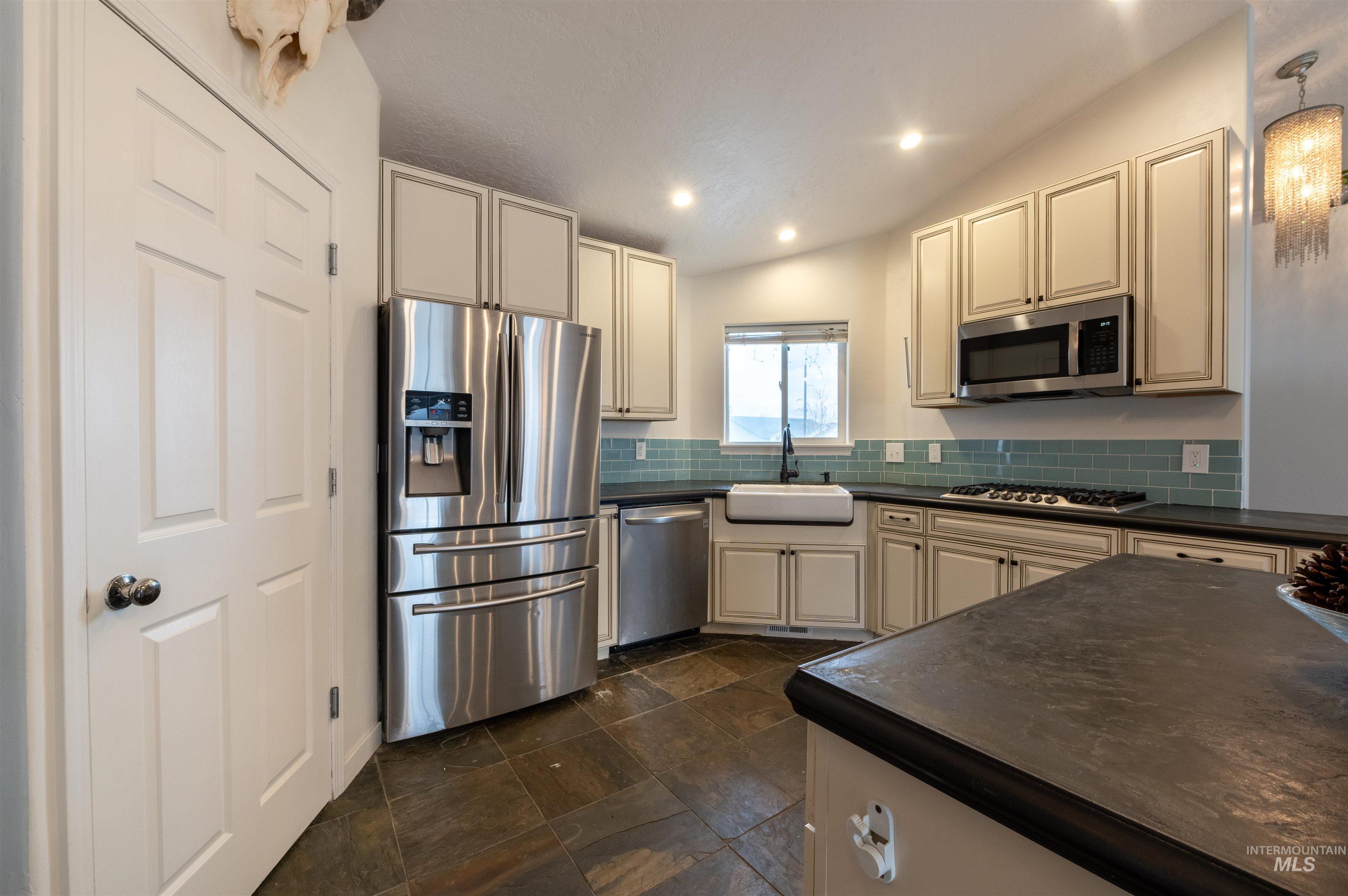 498 Clover Ave., Twin Falls, Idaho 83301, 4 Bedrooms, 2 Bathrooms, Residential For Sale, Price $359,000,MLS 98969325