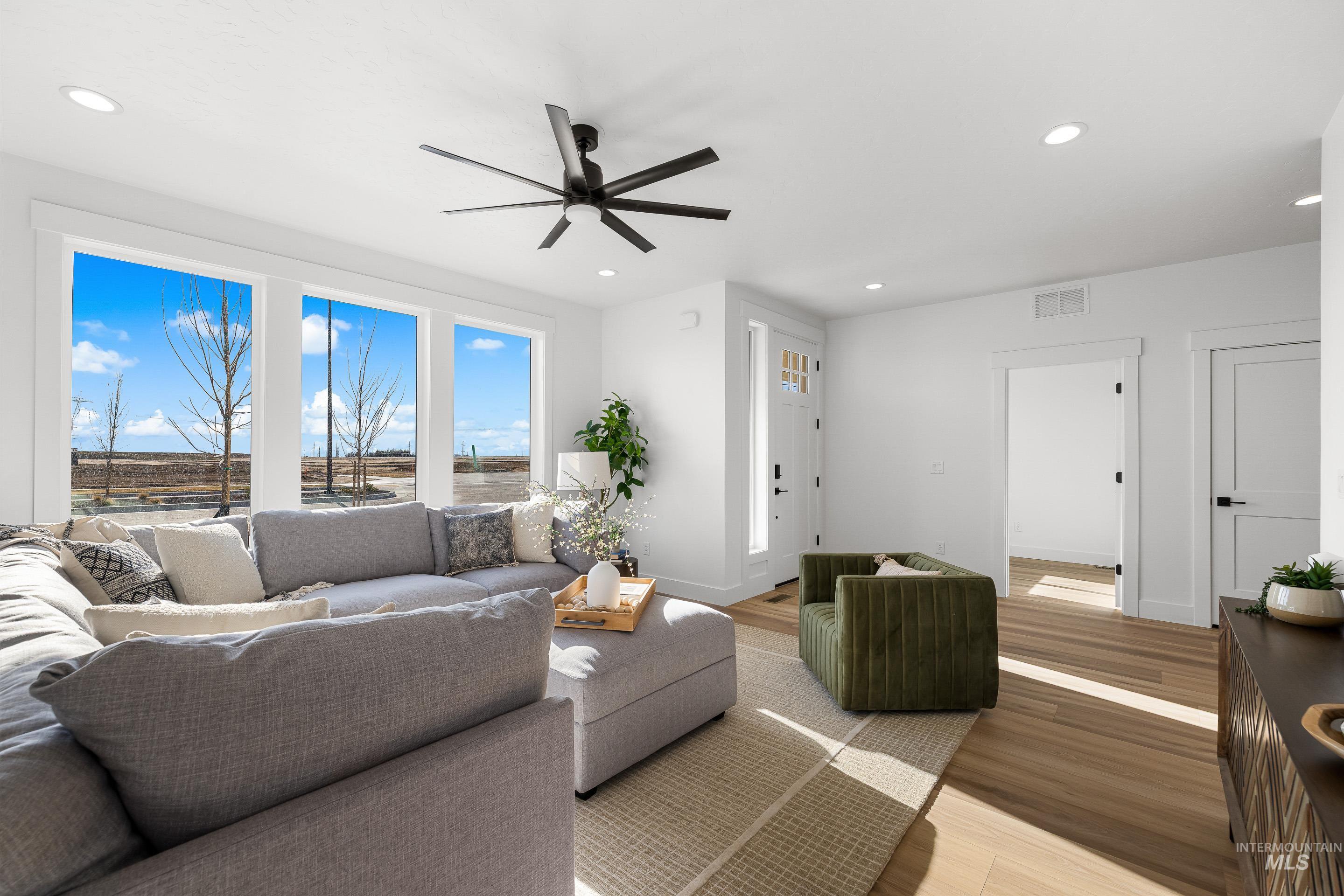 280 E Mayfield springs blvd, Boise, Idaho 83716, 3 Bedrooms, 2.5 Bathrooms, Residential For Sale, Price $499,990,MLS 98969344