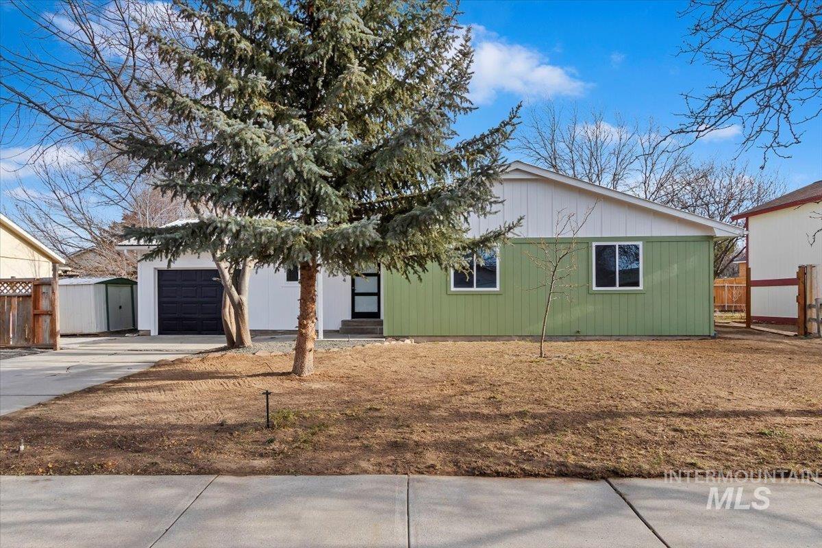 1184 Starfire, Twin Falls, Idaho 83301, 3 Bedrooms, 2 Bathrooms, Residential For Sale, Price $334,900,MLS 98969351