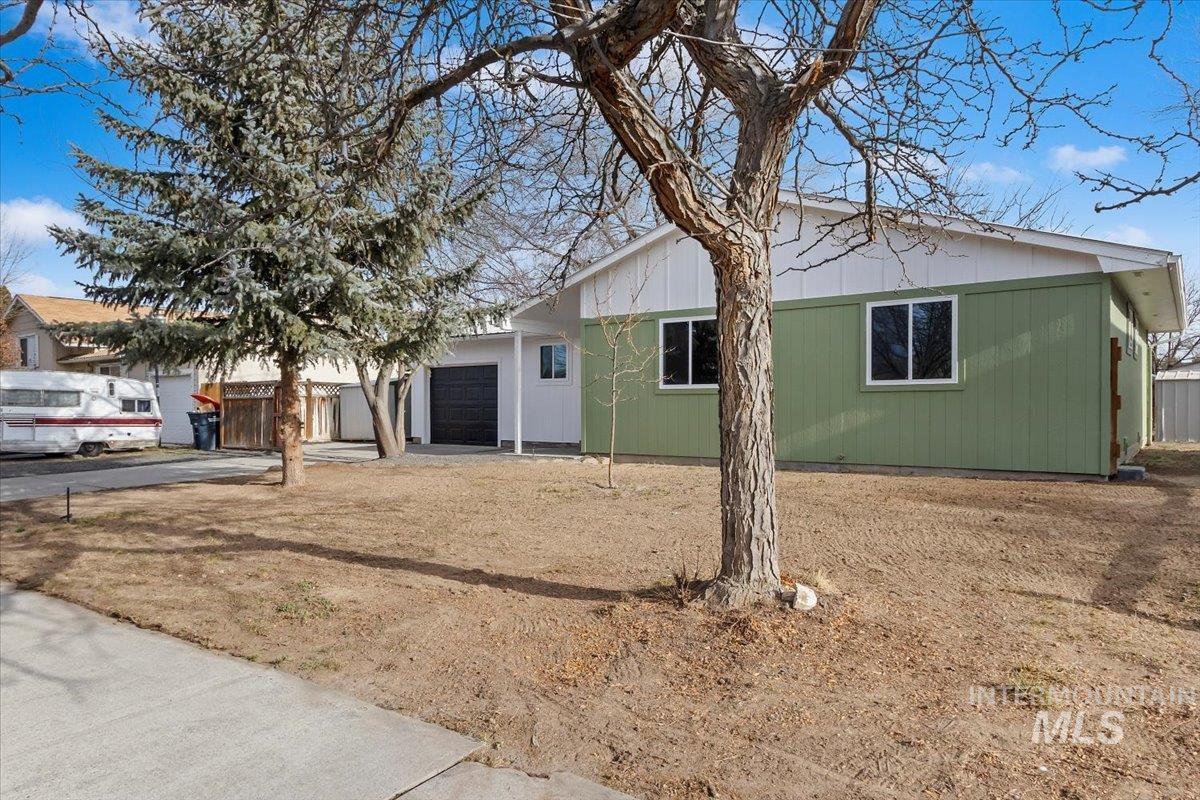 1184 Starfire, Twin Falls, Idaho 83301, 3 Bedrooms, 2 Bathrooms, Residential For Sale, Price $334,900,MLS 98969351