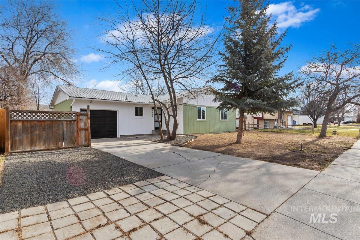 1184 Starfire, Twin Falls, Idaho 83301, 3 Bedrooms, 2 Bathrooms, Residential For Sale, Price $334,900,MLS 98969351