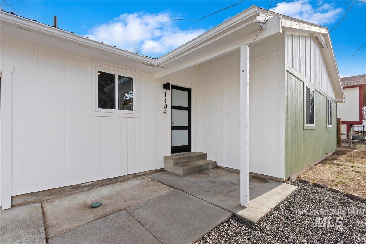 1184 Starfire, Twin Falls, Idaho 83301, 3 Bedrooms, 2 Bathrooms, Residential For Sale, Price $334,900,MLS 98969351