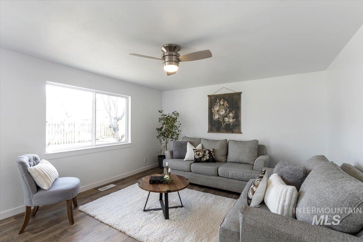 1184 Starfire, Twin Falls, Idaho 83301, 3 Bedrooms, 2 Bathrooms, Residential For Sale, Price $334,900,MLS 98969351