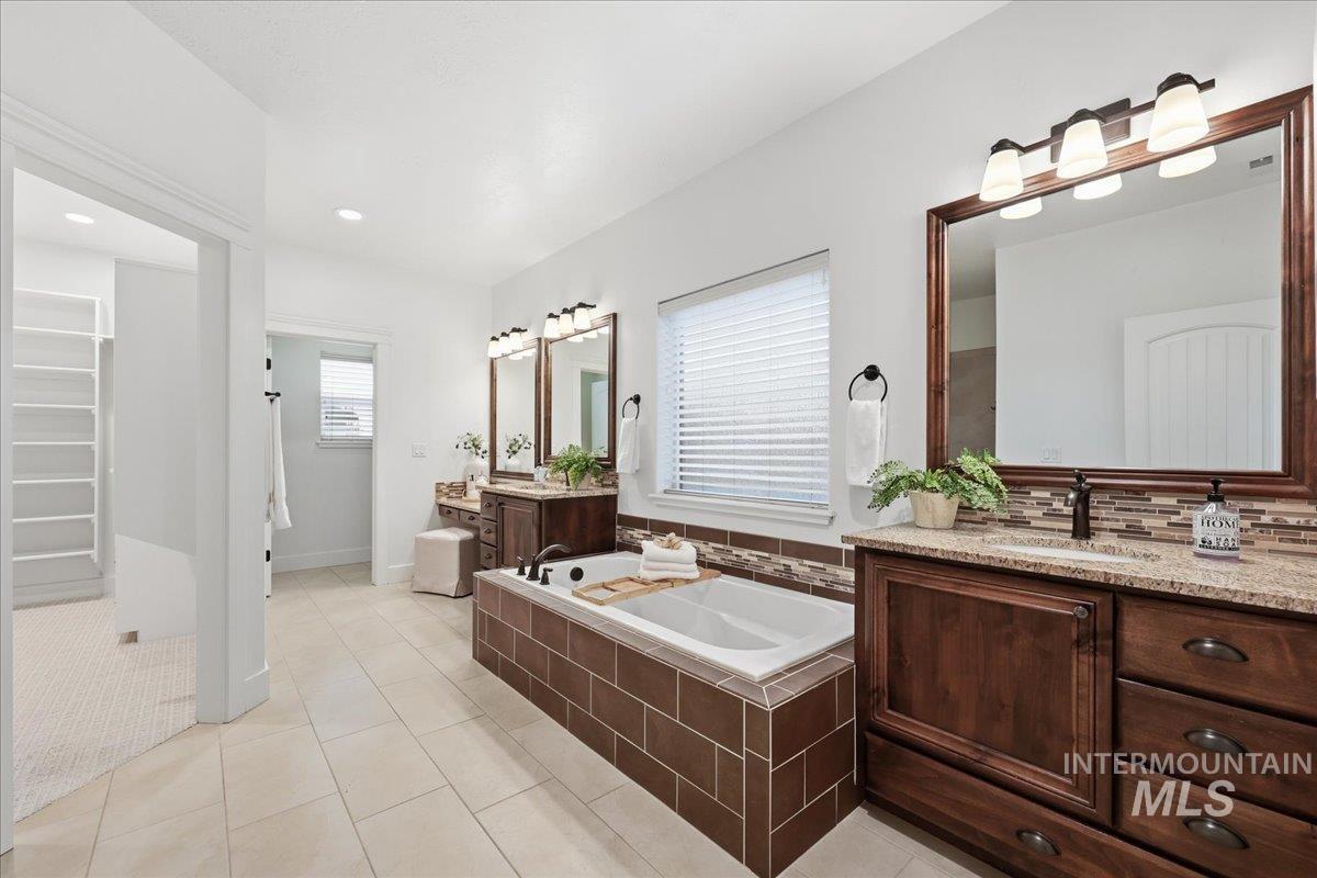 3811 E Darlington Dr, Meridian, Idaho 83642, 5 Bedrooms, 3 Bathrooms, Residential For Sale, Price $989,900,MLS 98969355