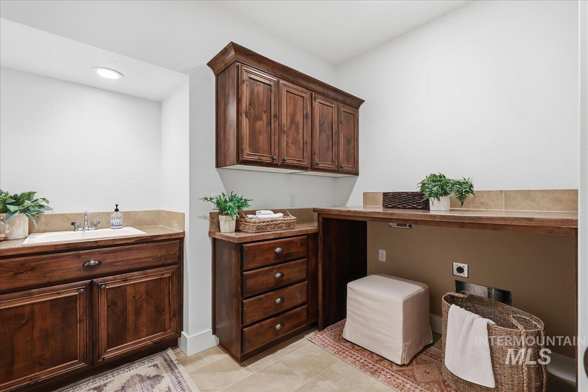 3811 E Darlington Dr, Meridian, Idaho 83642, 5 Bedrooms, 3 Bathrooms, Residential For Sale, Price $989,900,MLS 98969355