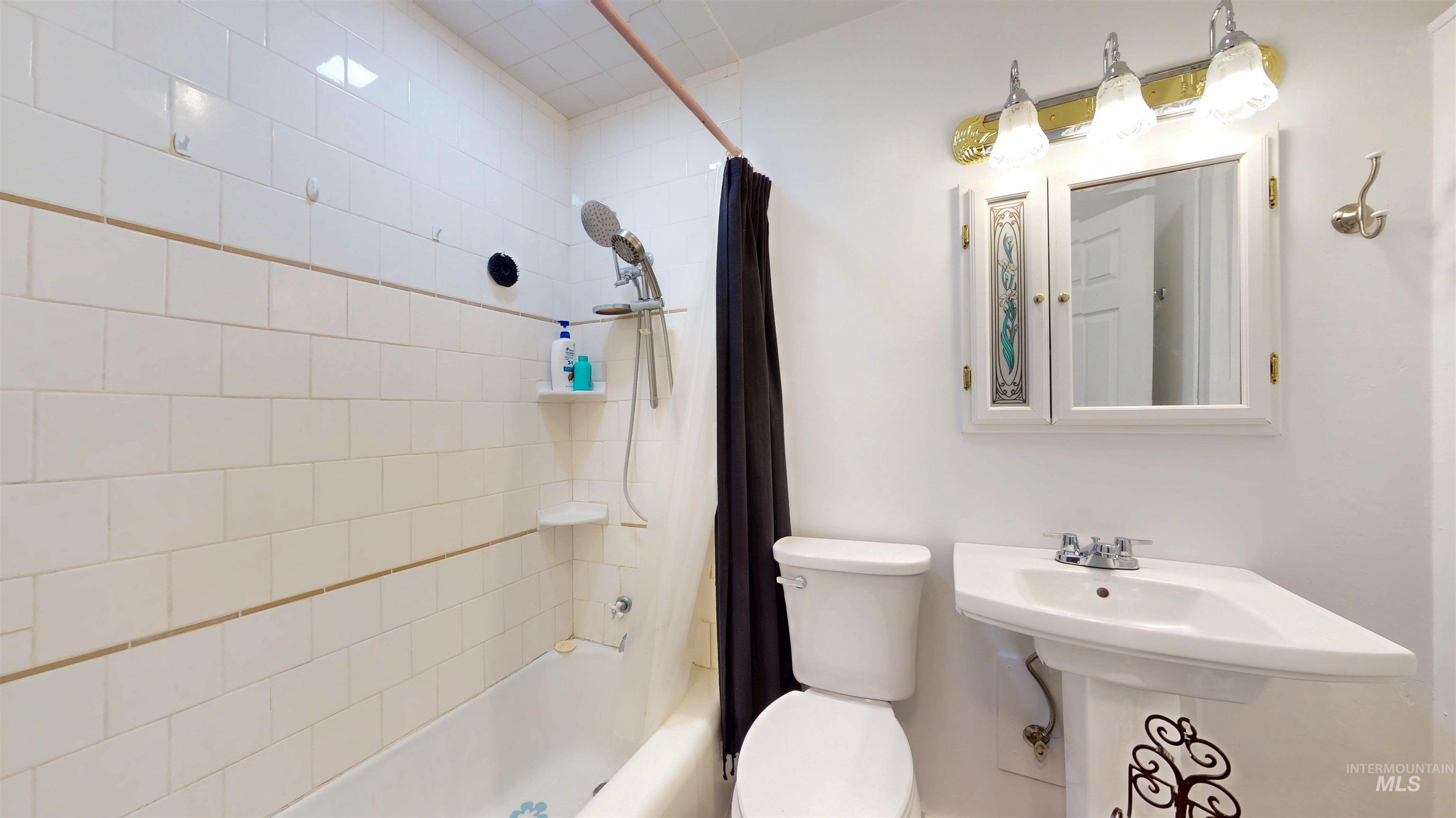 124 8th Avenue N, Buhl, Idaho 83316, 4 Bedrooms, 2.5 Bathrooms, Residential For Sale, Price $310,000,MLS 98969358