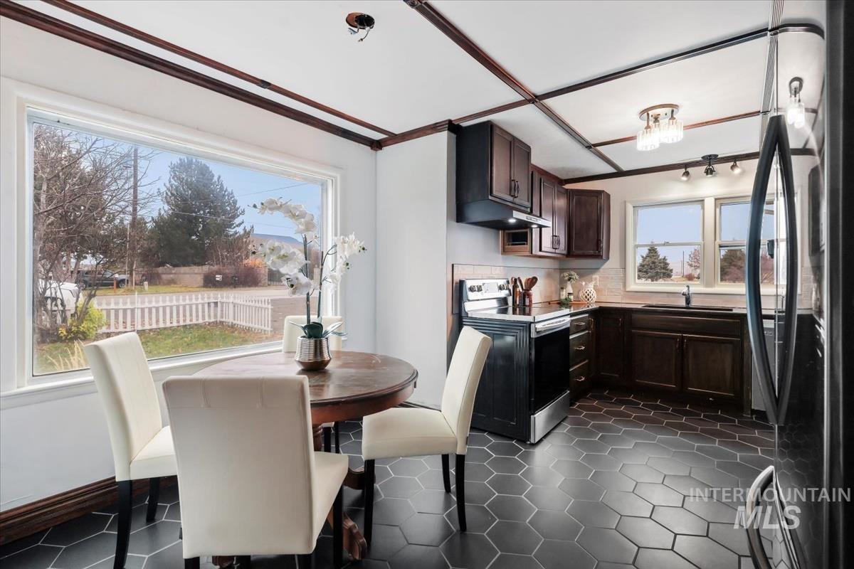 2090 N Washington Ave, Emmett, Idaho 83617, 2 Bedrooms, 1 Bathroom, Residential For Sale, Price $368,000,MLS 98969364