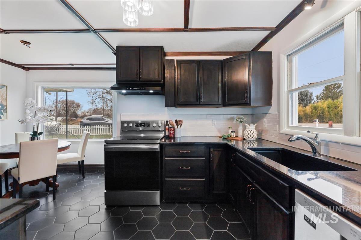 2090 N Washington Ave, Emmett, Idaho 83617, 2 Bedrooms, 1 Bathroom, Residential For Sale, Price $368,000,MLS 98969364