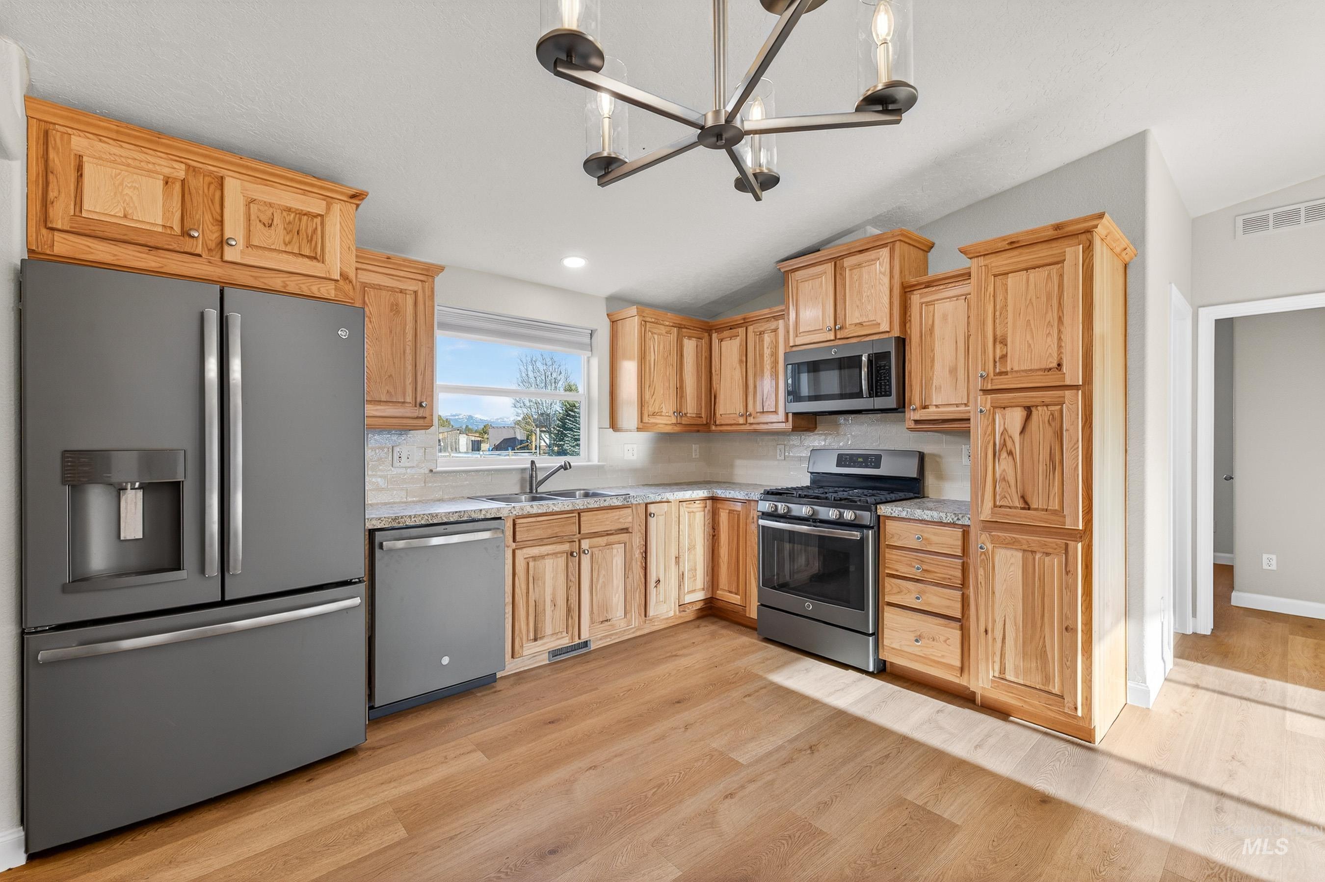 13091 Hillhouse Loop, Donnelly, Idaho 83615, 3 Bedrooms, 2 Bathrooms, Residential For Sale, Price $475,000,MLS 98969373