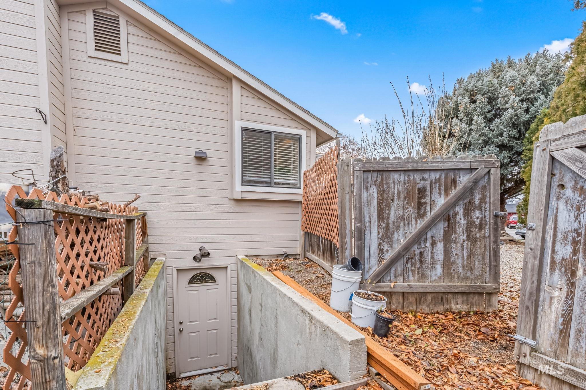 934 N Iris, Boise, Idaho 83704, 3 Bedrooms, 2 Bathrooms, Residential For Sale, Price $465,000,MLS 98969375