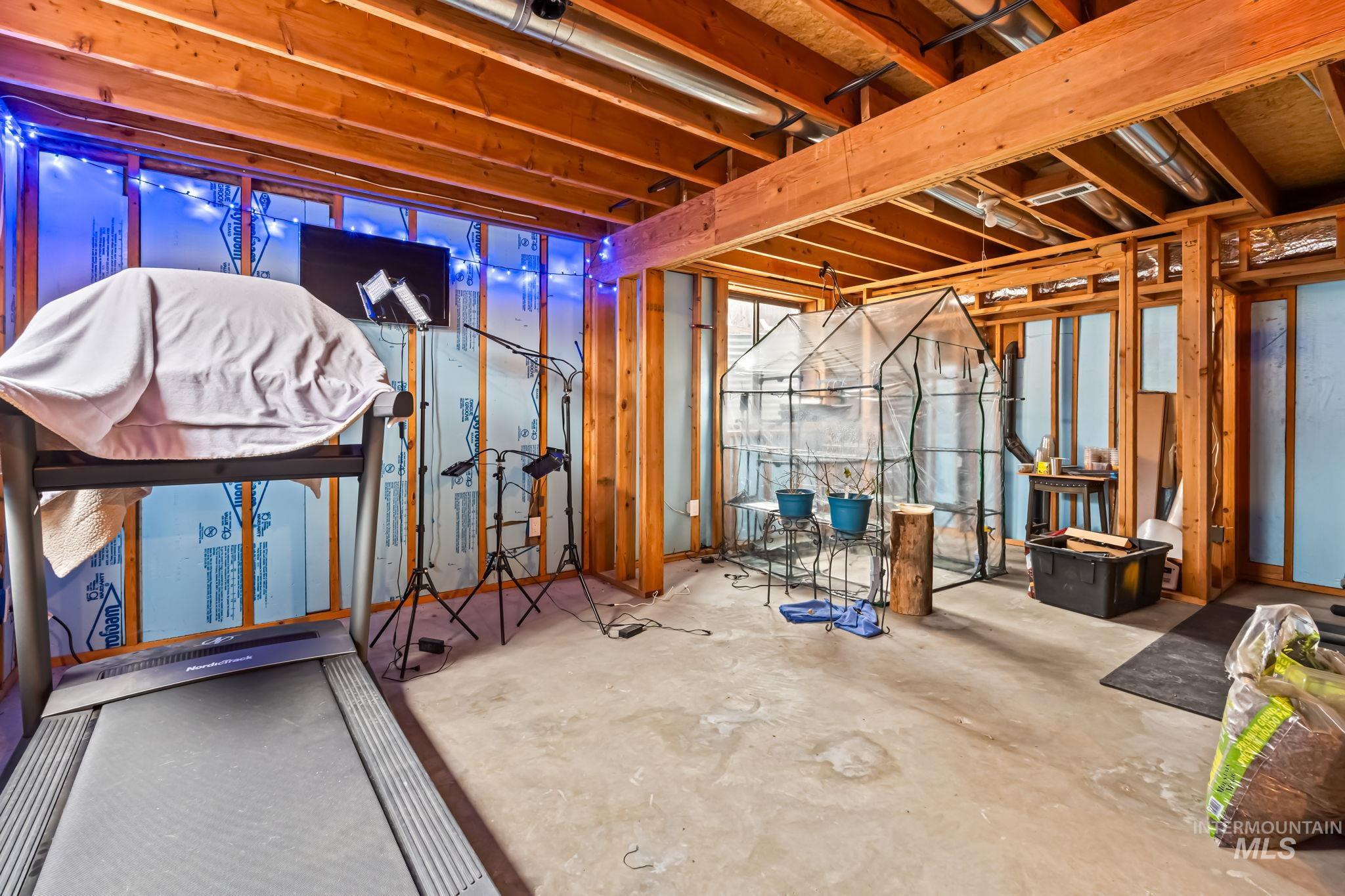 934 N Iris, Boise, Idaho 83704, 3 Bedrooms, 2 Bathrooms, Residential For Sale, Price $465,000,MLS 98969375