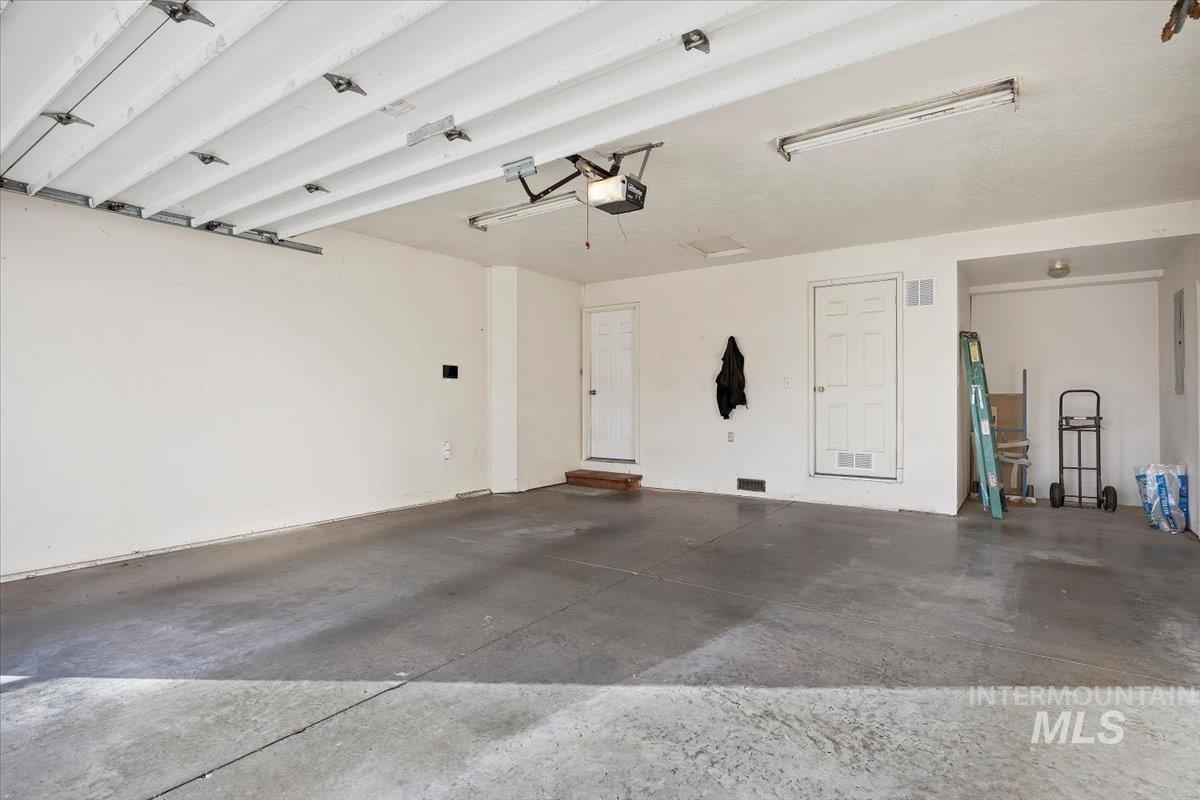 549 S 100 E, Jerome, Idaho 83338, 3 Bedrooms, 2 Bathrooms, Residential For Sale, Price $669,000,MLS 98969387