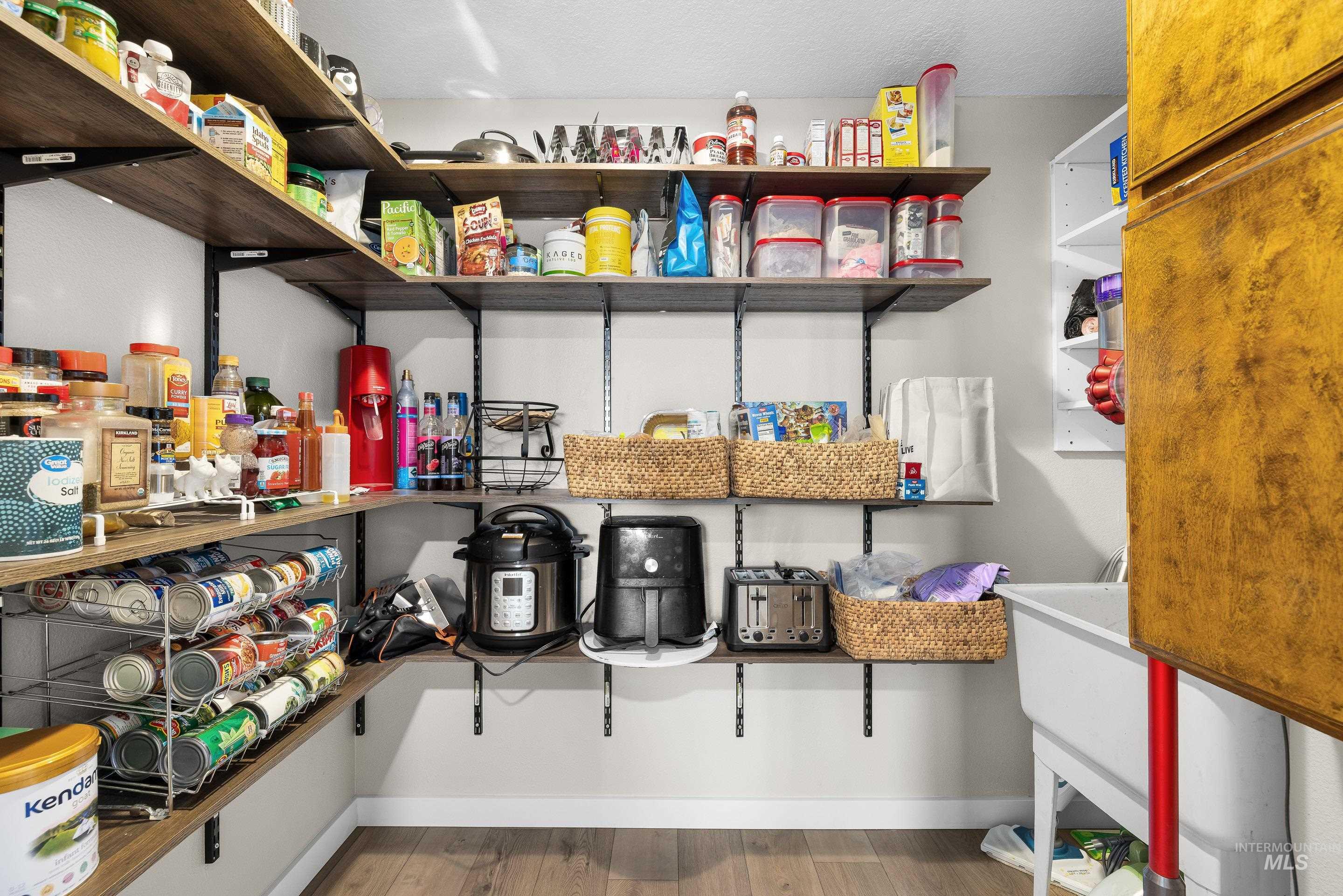 621 W Broadway Ave, Meridian, Idaho 83642, 4 Bedrooms, 3 Bathrooms, Residential For Sale, Price $550,000,MLS 98969406