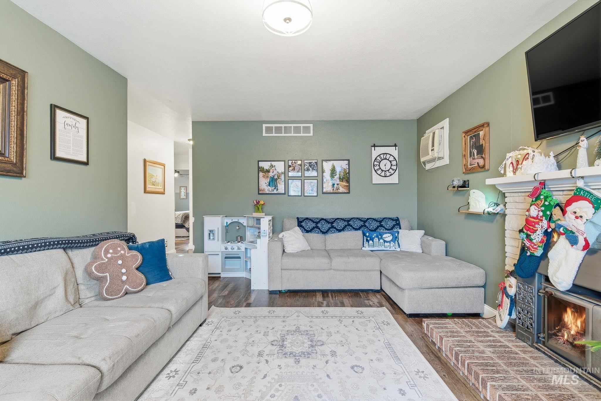 4426 W Clark Cir, Boise, Idaho 83705, 3 Bedrooms, 1.5 Bathrooms, Residential For Sale, Price $399,000,MLS 98969421