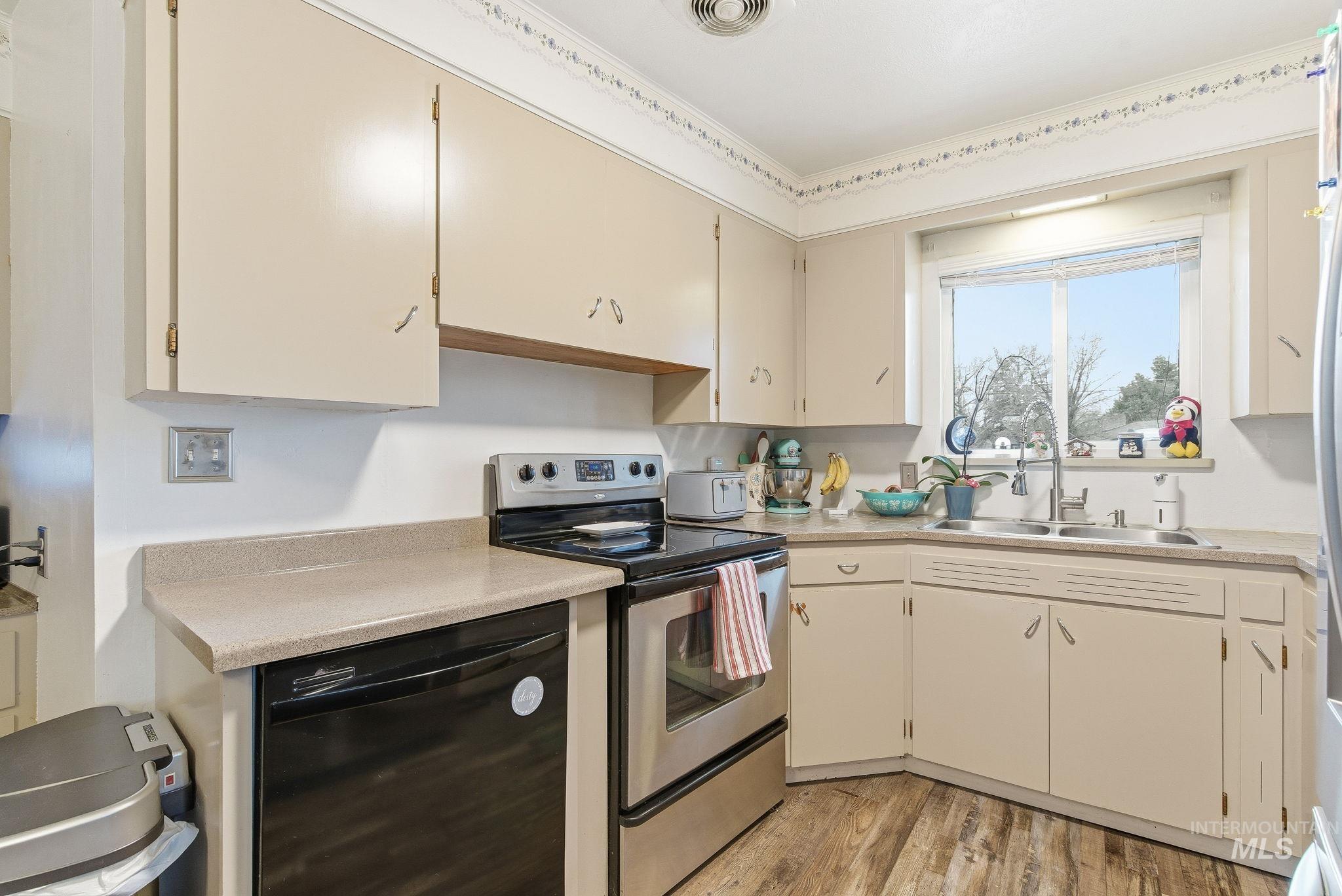 4426 W Clark Cir, Boise, Idaho 83705, 3 Bedrooms, 1.5 Bathrooms, Residential For Sale, Price $399,000,MLS 98969421