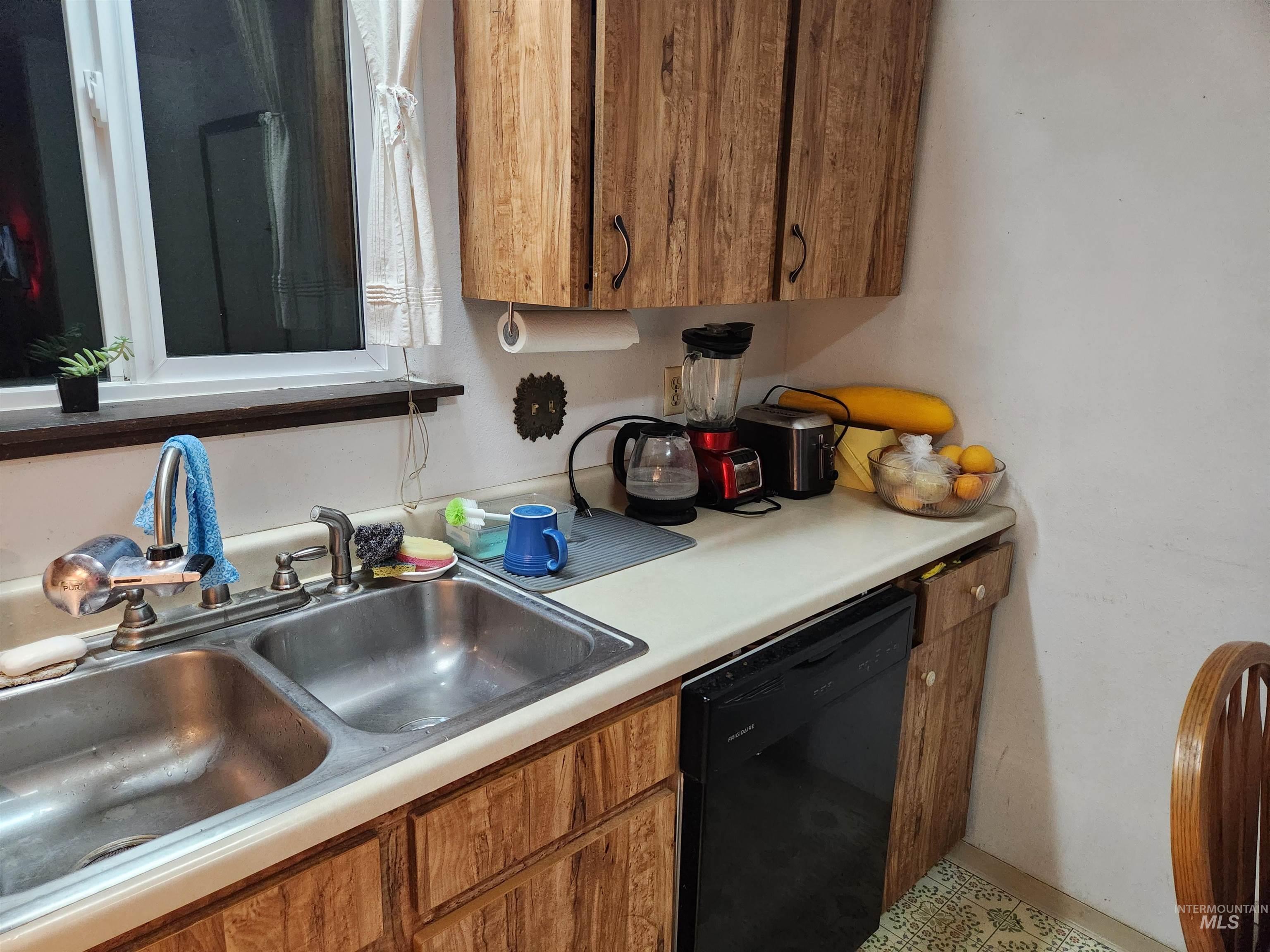 154 Avenida Del Rio W, Twin Falls, Idaho 83301, 3 Bedrooms, 2 Bathrooms, Residential For Sale, Price $295,000,MLS 98969427