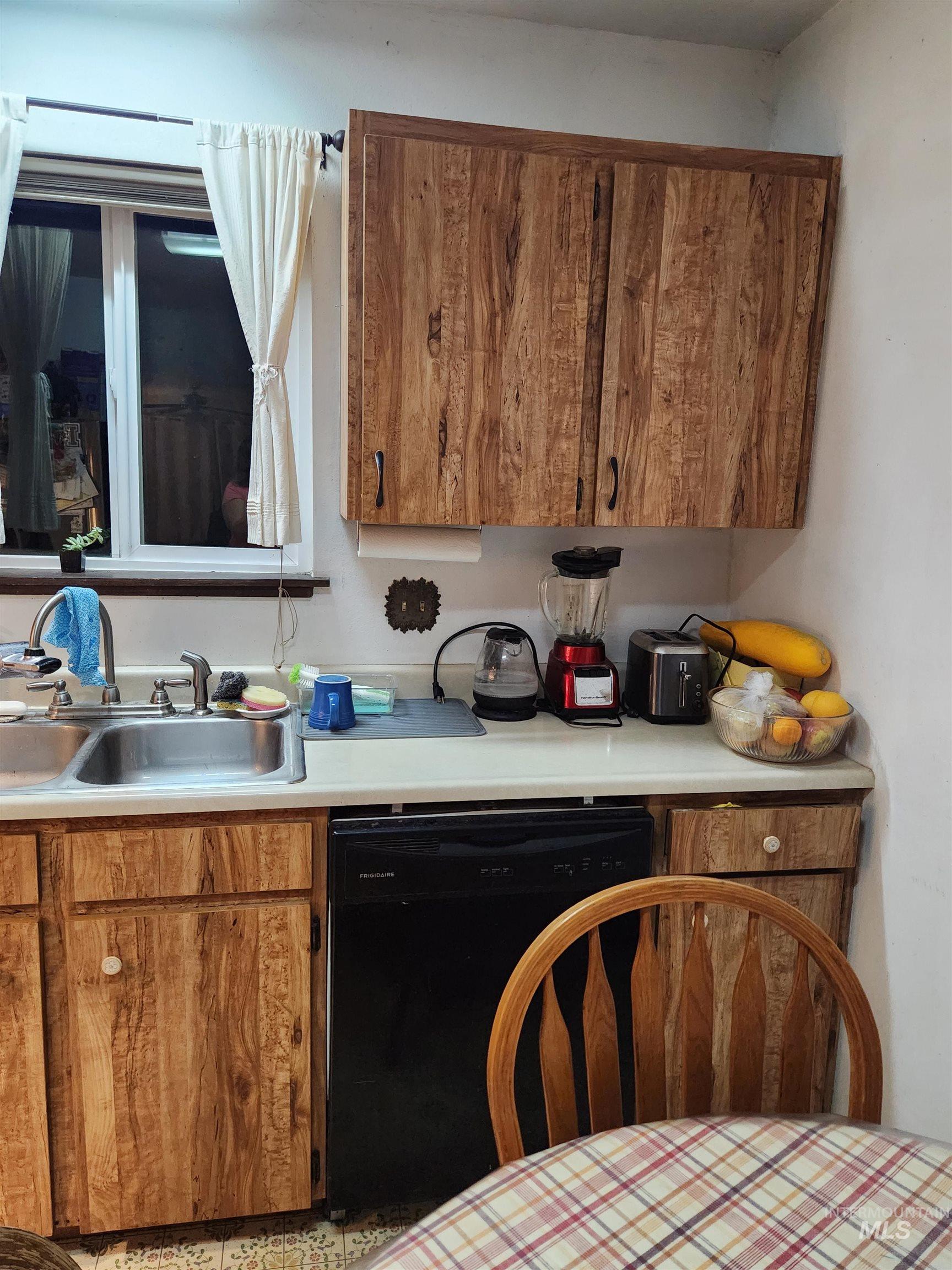 154 Avenida Del Rio W, Twin Falls, Idaho 83301, 3 Bedrooms, 2 Bathrooms, Residential For Sale, Price $295,000,MLS 98969427