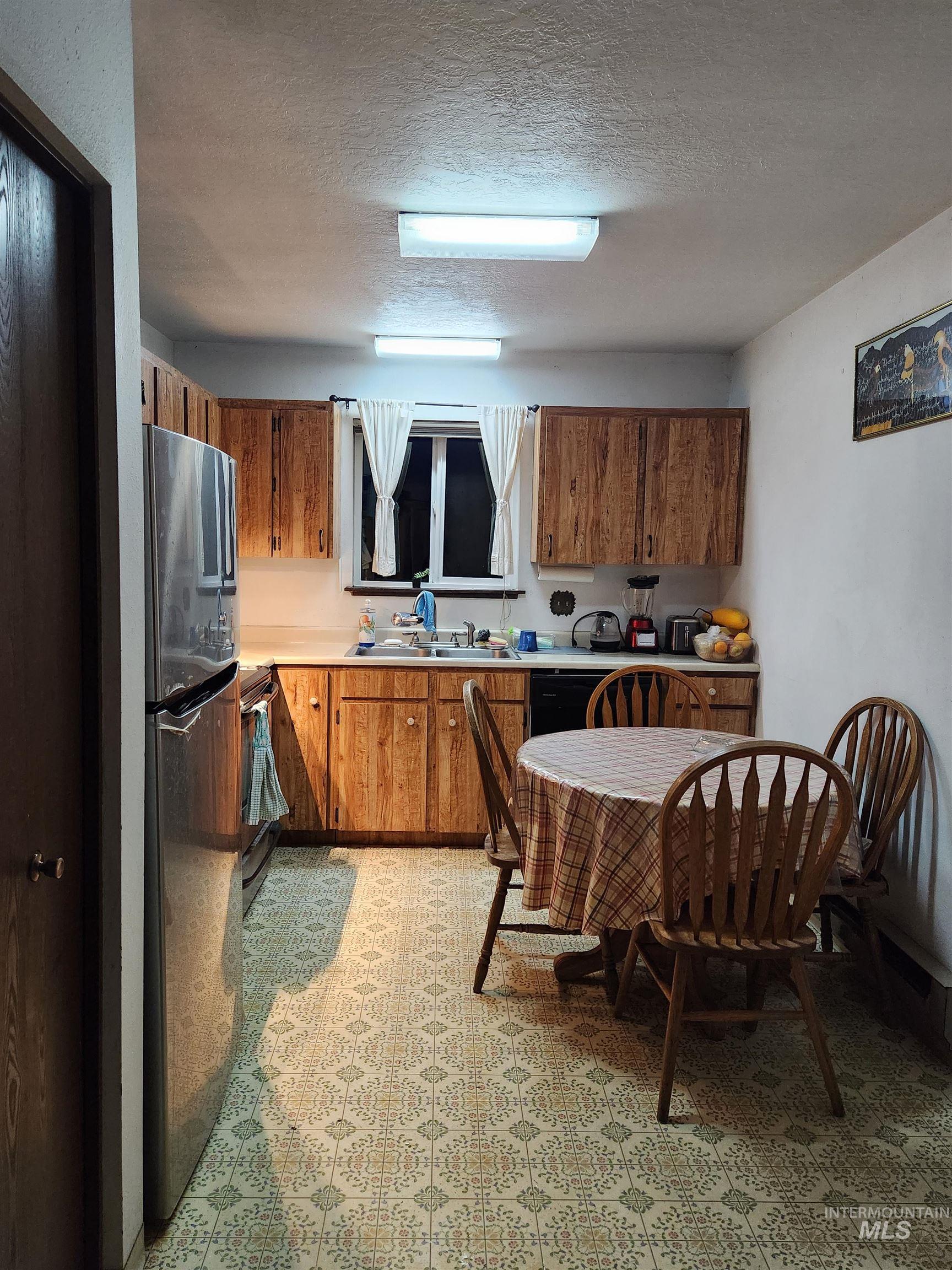 154 Avenida Del Rio W, Twin Falls, Idaho 83301, 3 Bedrooms, 2 Bathrooms, Residential For Sale, Price $295,000,MLS 98969427