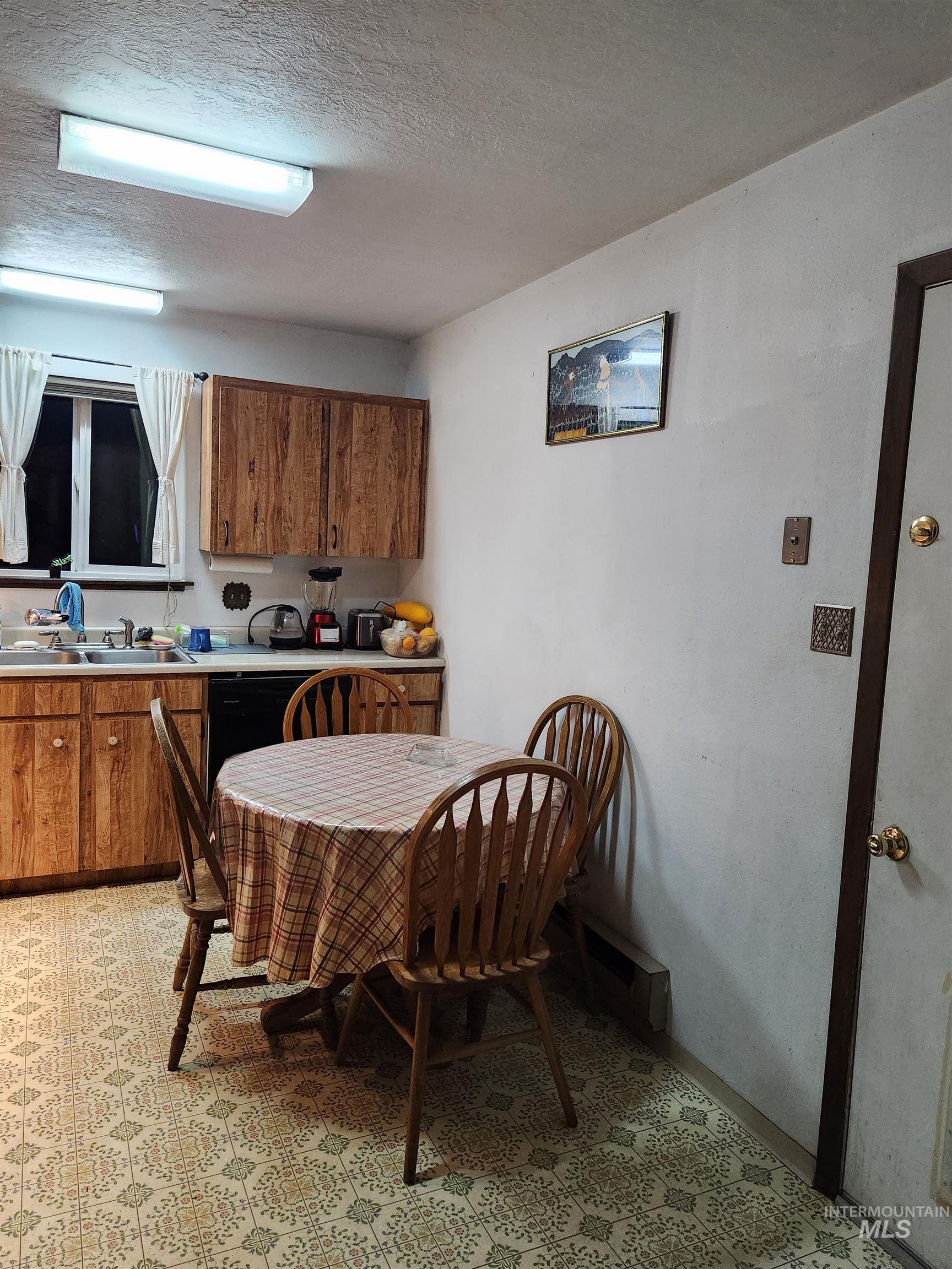 154 Avenida Del Rio W, Twin Falls, Idaho 83301, 3 Bedrooms, 2 Bathrooms, Residential For Sale, Price $295,000,MLS 98969427