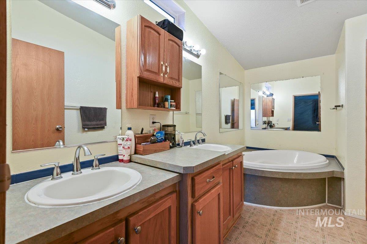 139 E South Slope Rd, Emmett, Idaho 83617-9032, 3 Bedrooms, 2 Bathrooms, Residential For Sale, Price $319,900,MLS 98969429