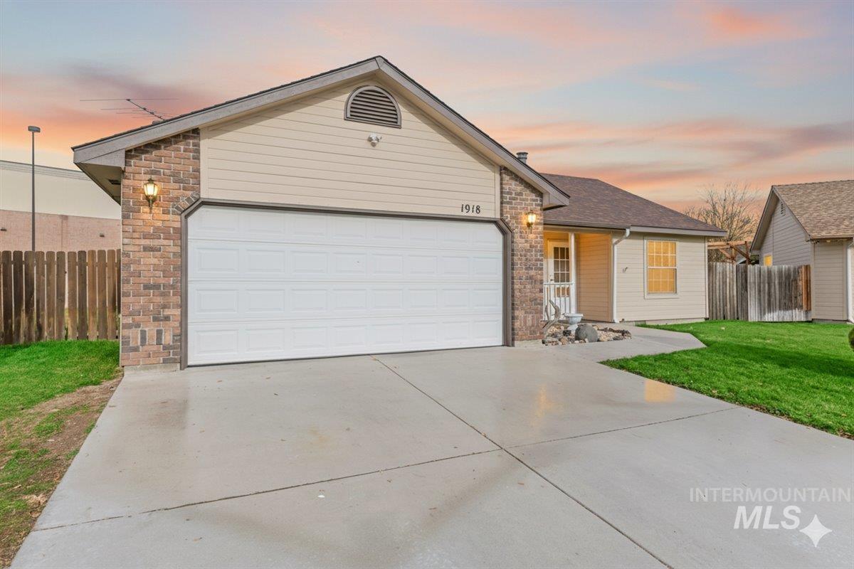 1918 N Cliffrock Rd, Nampa, Idaho 83651, 3 Bedrooms, 2 Bathrooms, Residential For Sale, Price $345,000,MLS 98969433