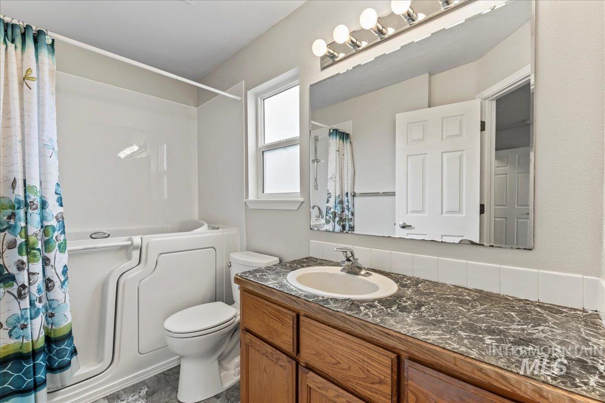 1918 N Cliffrock Rd, Nampa, Idaho 83651, 3 Bedrooms, 2 Bathrooms, Residential For Sale, Price $345,000,MLS 98969433